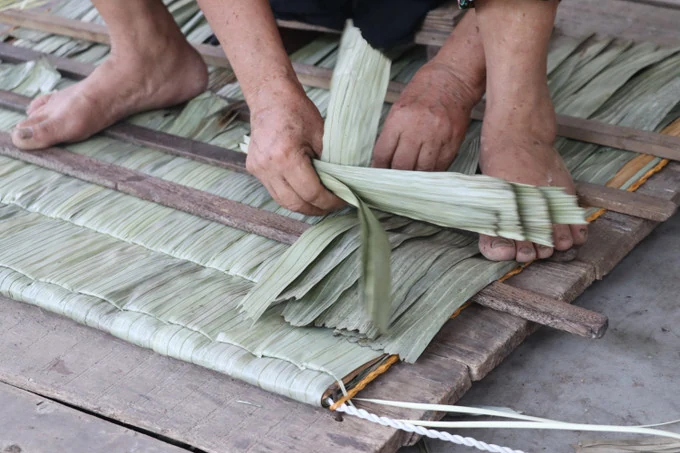 Yên Lạc “giữ lửa” nghề chằm áo tơi truyền thống