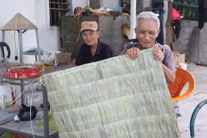 Yên Lạc “giữ lửa” nghề chằm áo tơi truyền thống