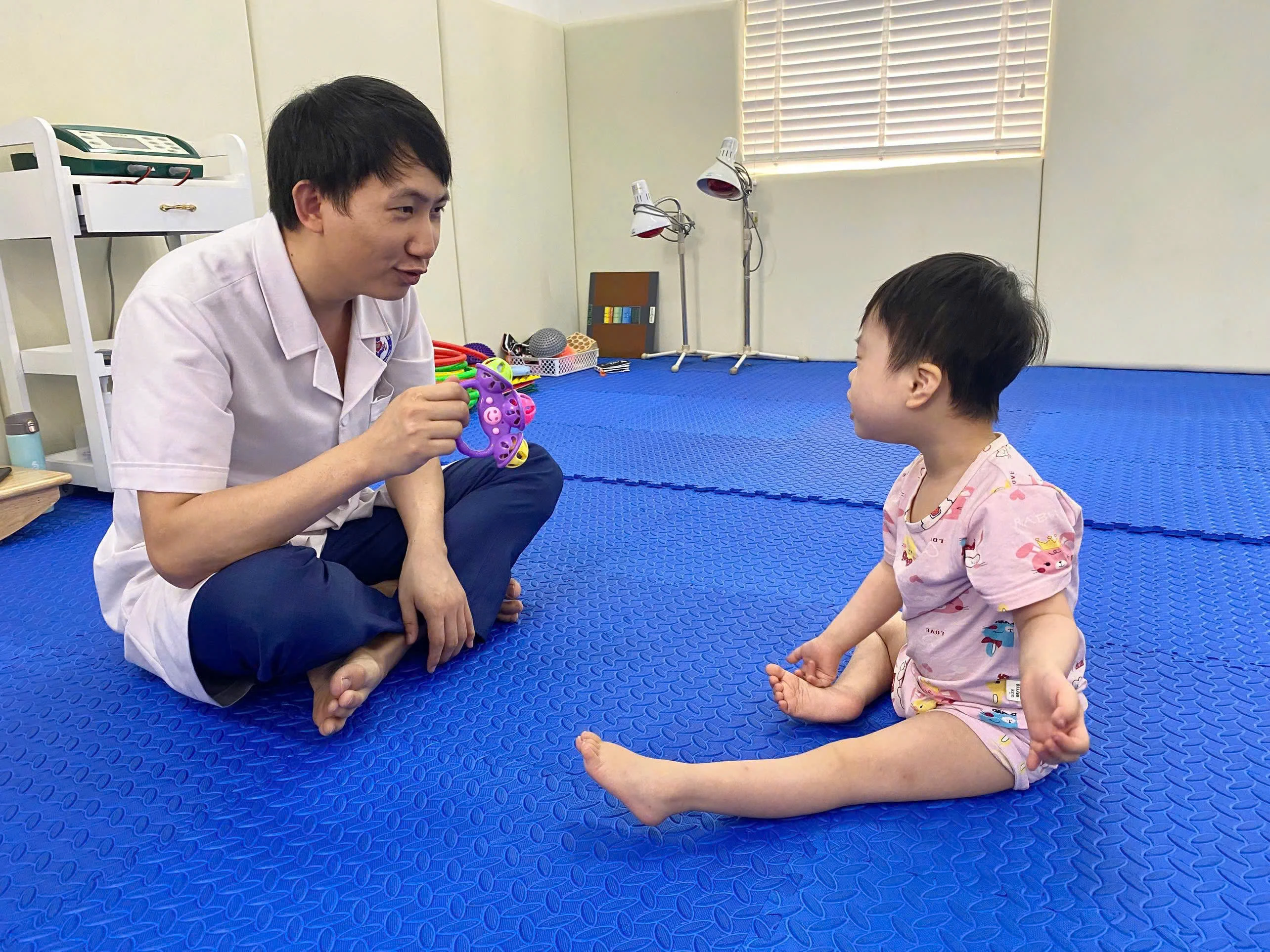 Phục hồi chức năng vận động thành công cho bé gái liệt mềm tứ chi