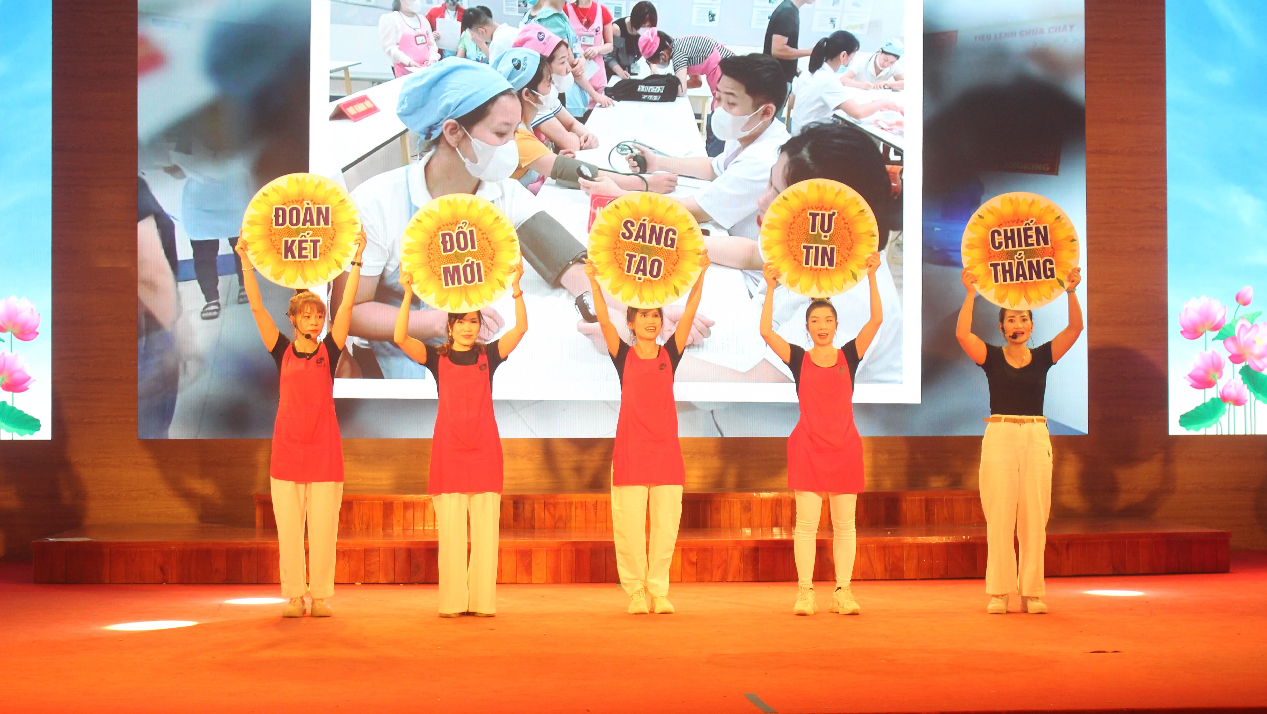 Hội thi tuyên truyền pháp luật và trình diễn thời trang tự chế