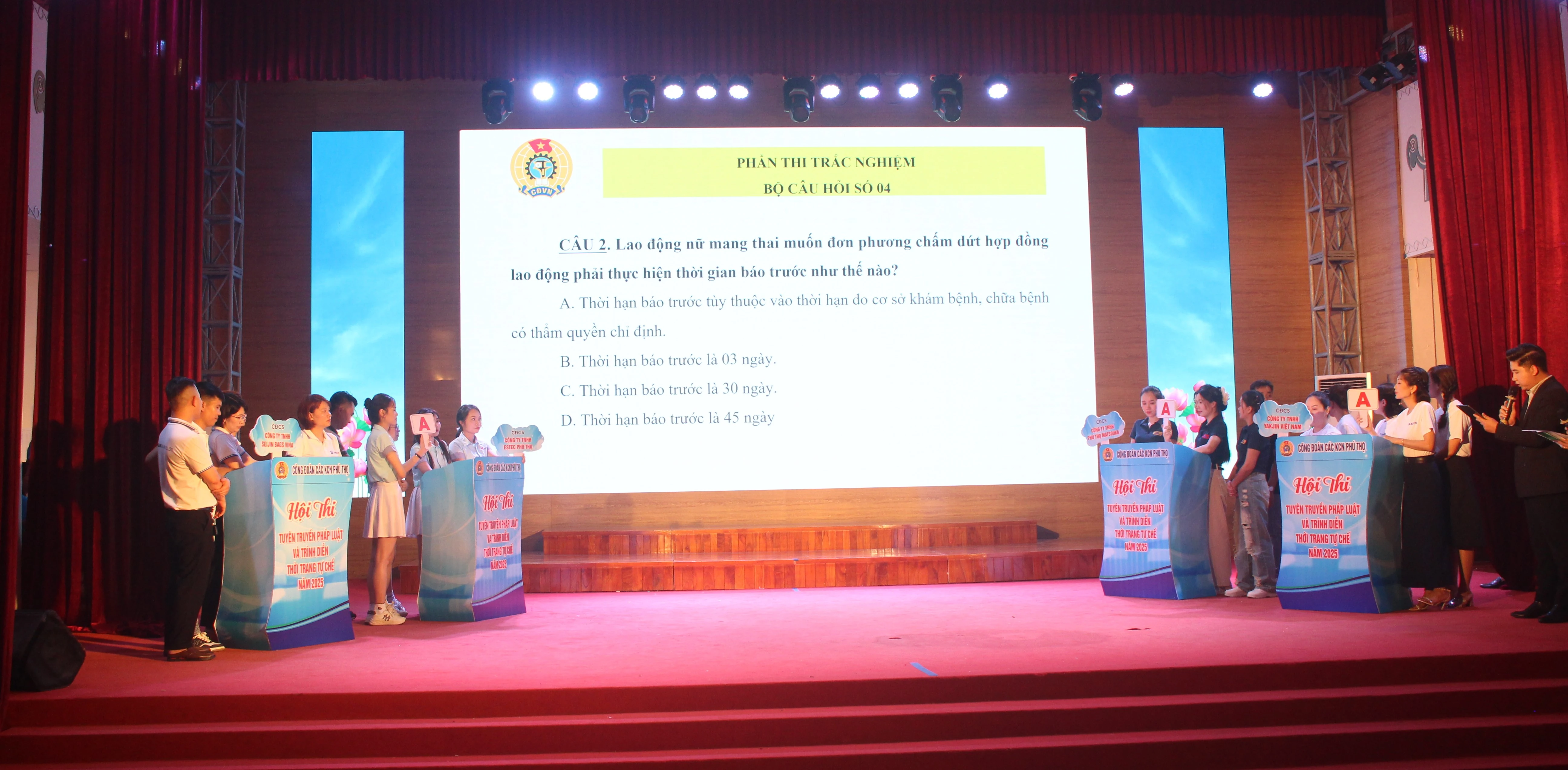 Hội thi tuyên truyền pháp luật và trình diễn thời trang tự chế