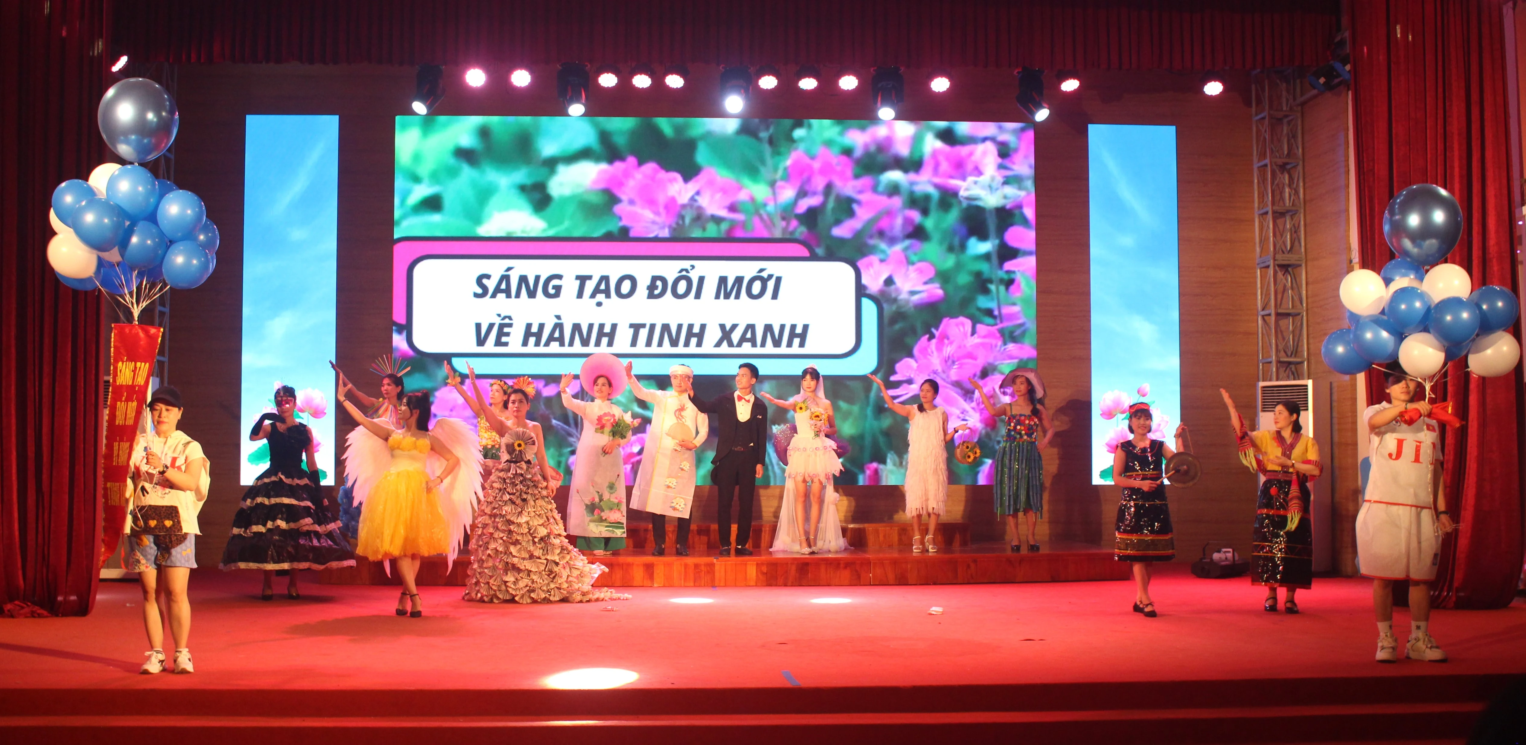 Hội thi tuyên truyền pháp luật và trình diễn thời trang tự chế