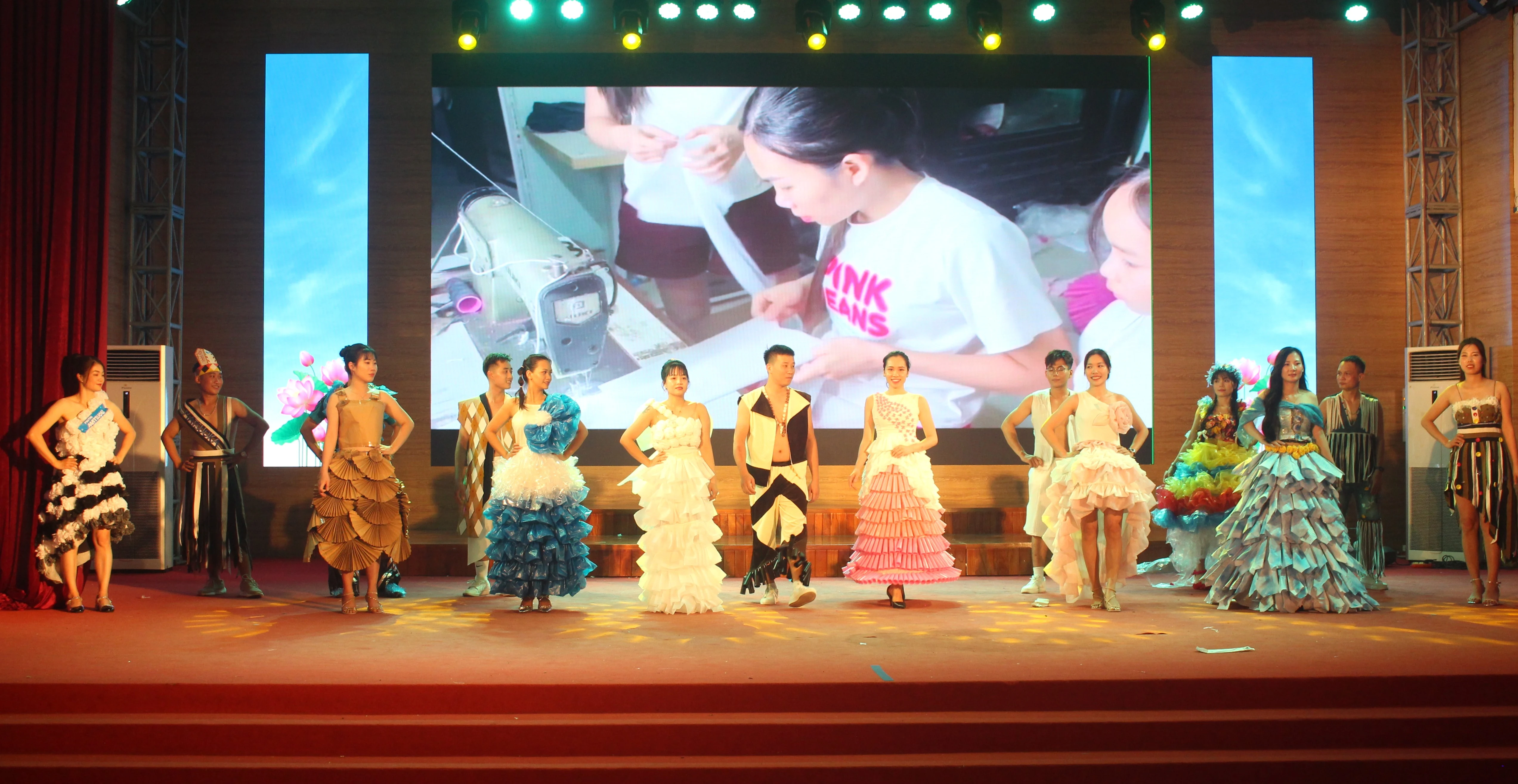 Hội thi tuyên truyền pháp luật và trình diễn thời trang tự chế