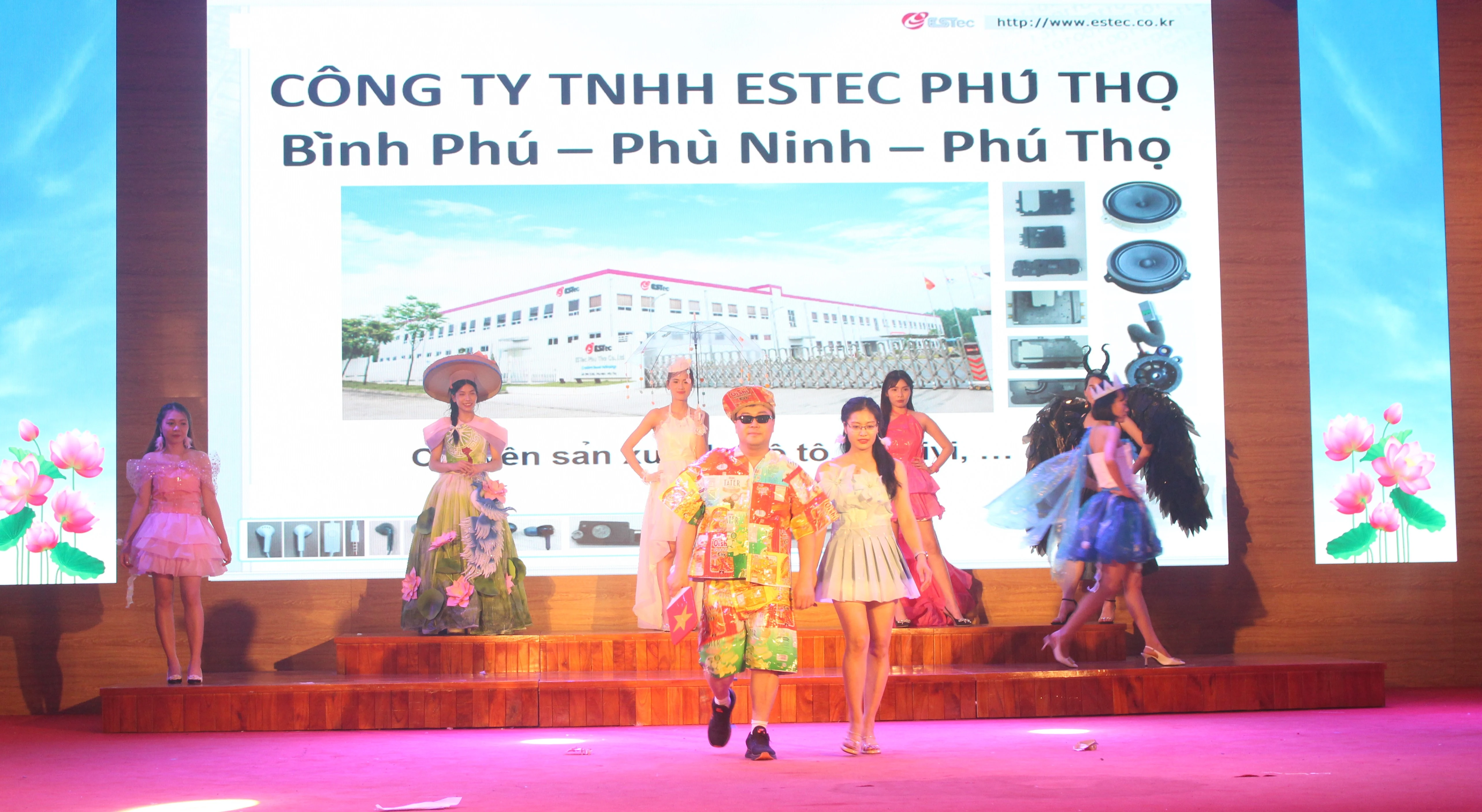 Hội thi tuyên truyền pháp luật và trình diễn thời trang tự chế