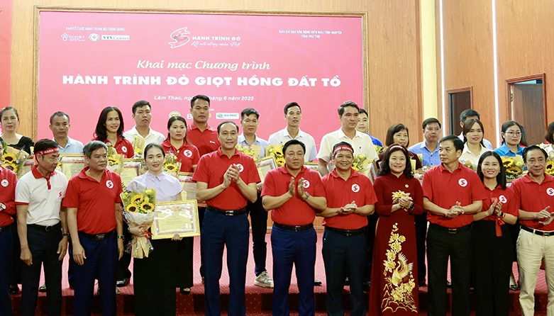 Khai mạc hành trình đỏ “Giọt hồng Đất Tổ”