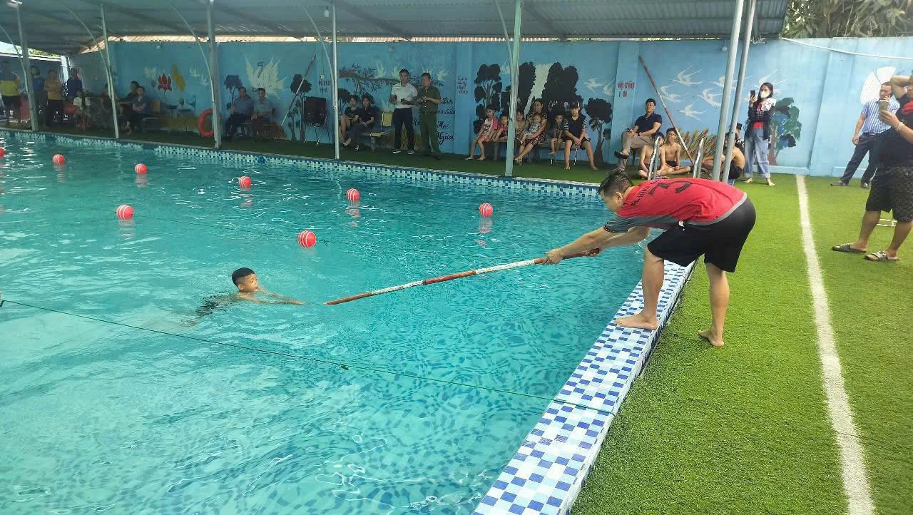 Tặng 600 vé bơi miễn phí cho trẻ em có hoàn cảnh khó khăn tại huyện Cẩm Khê
