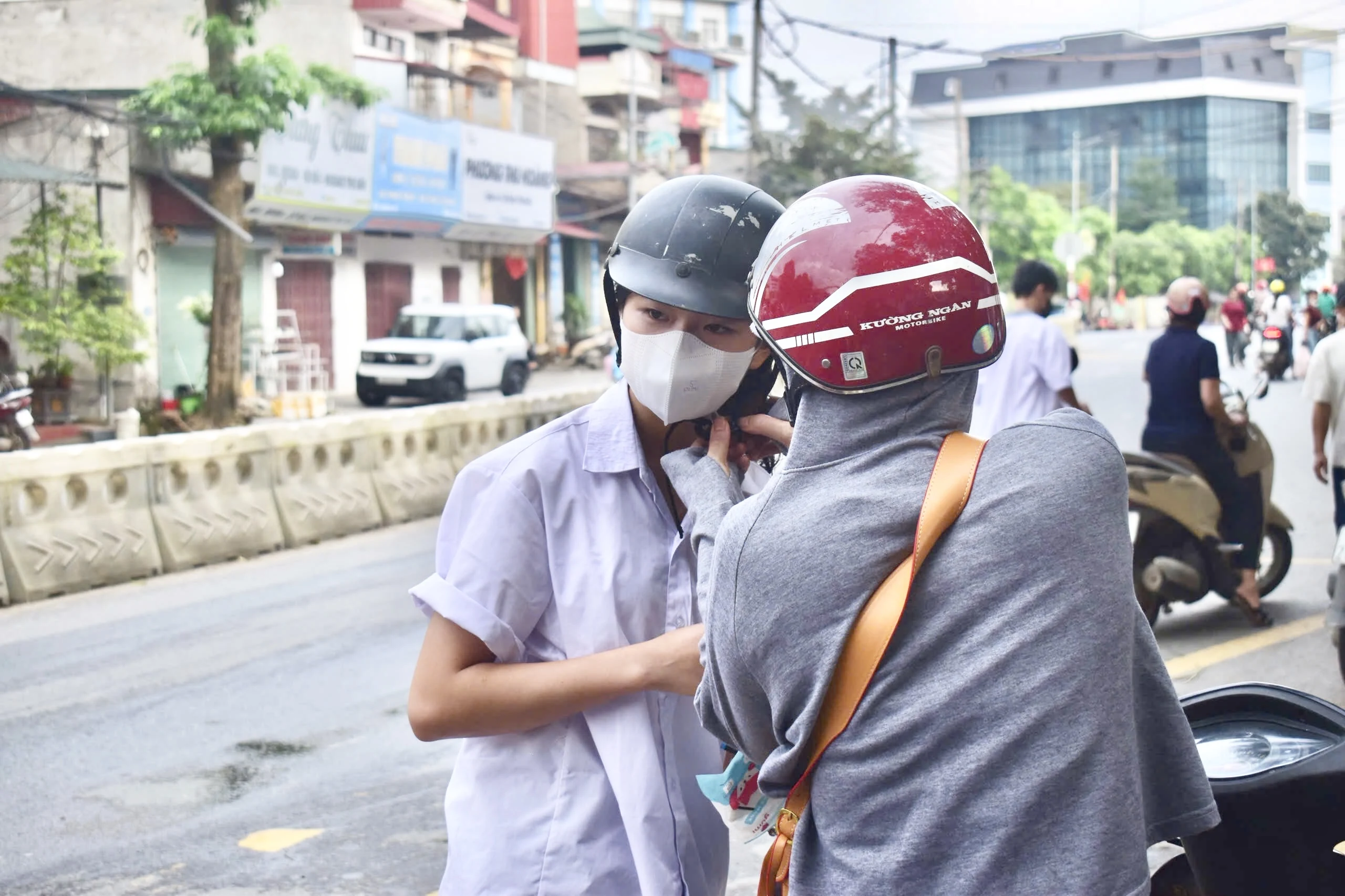 Phụ huynh tiếp sức cho con bước vào kỳ thi tuyển sinh lớp 10 THPT