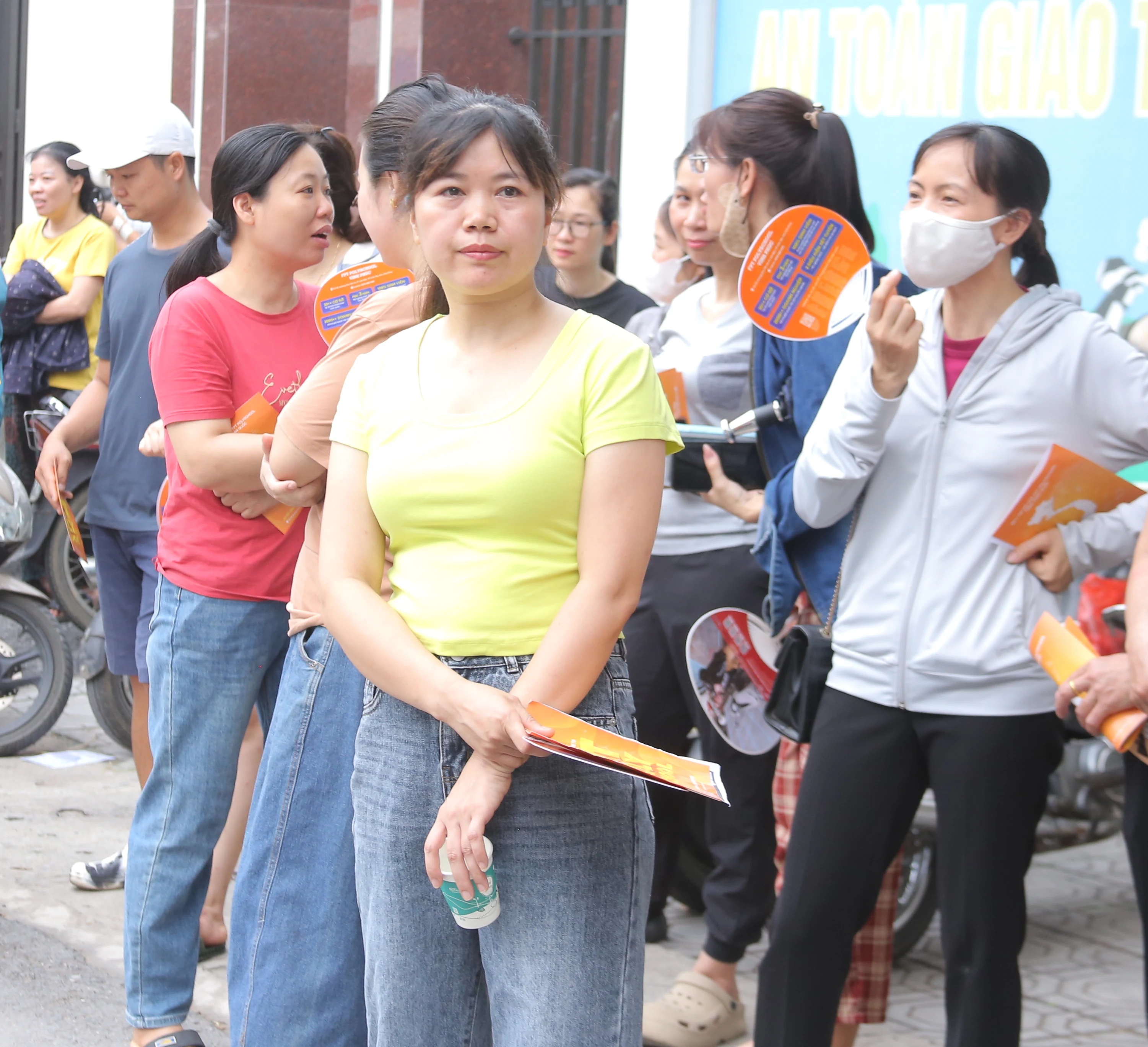 Phụ huynh tiếp sức cho con bước vào kỳ thi tuyển sinh lớp 10 THPT