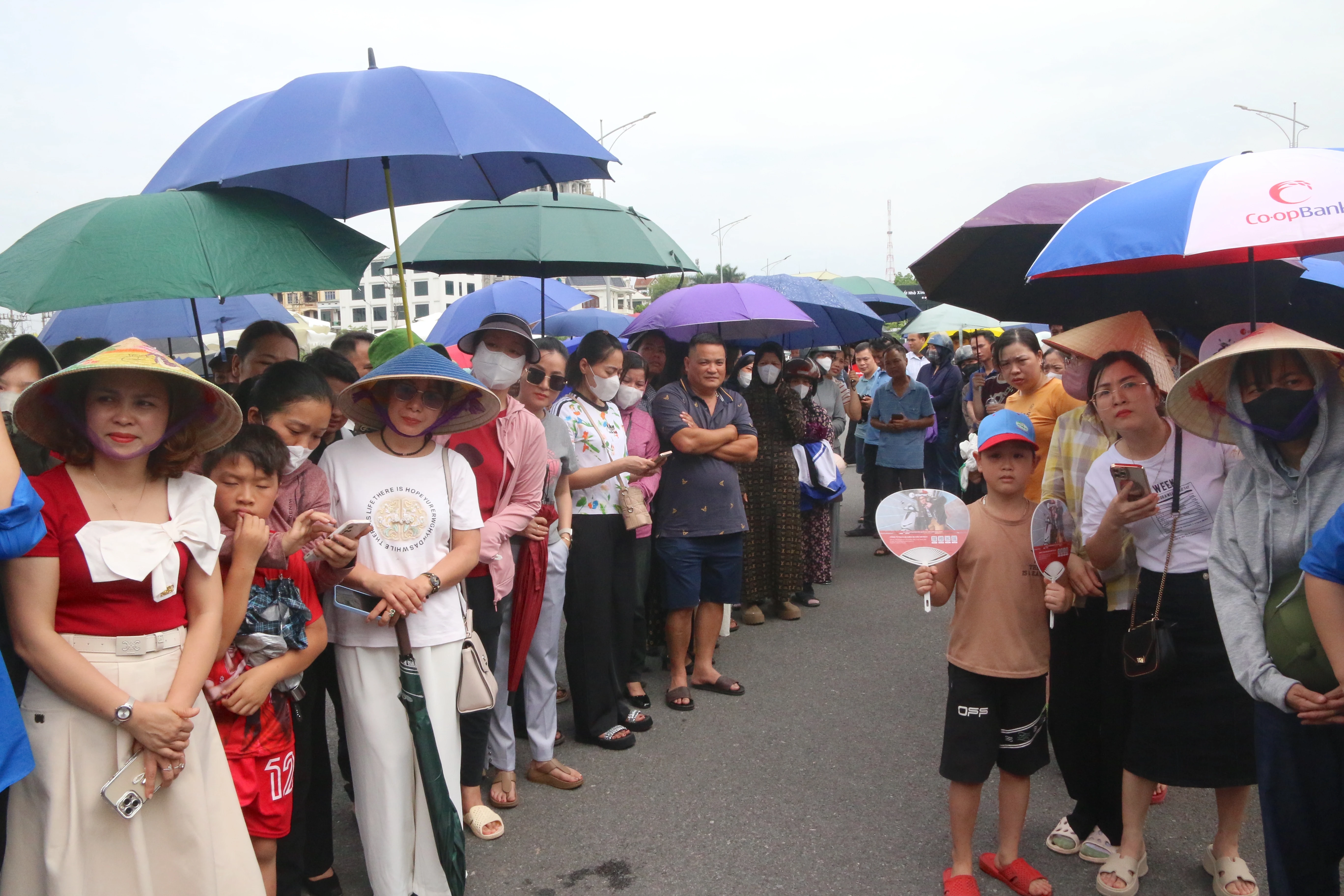 Phụ huynh tiếp sức cho con bước vào kỳ thi tuyển sinh lớp 10 THPT