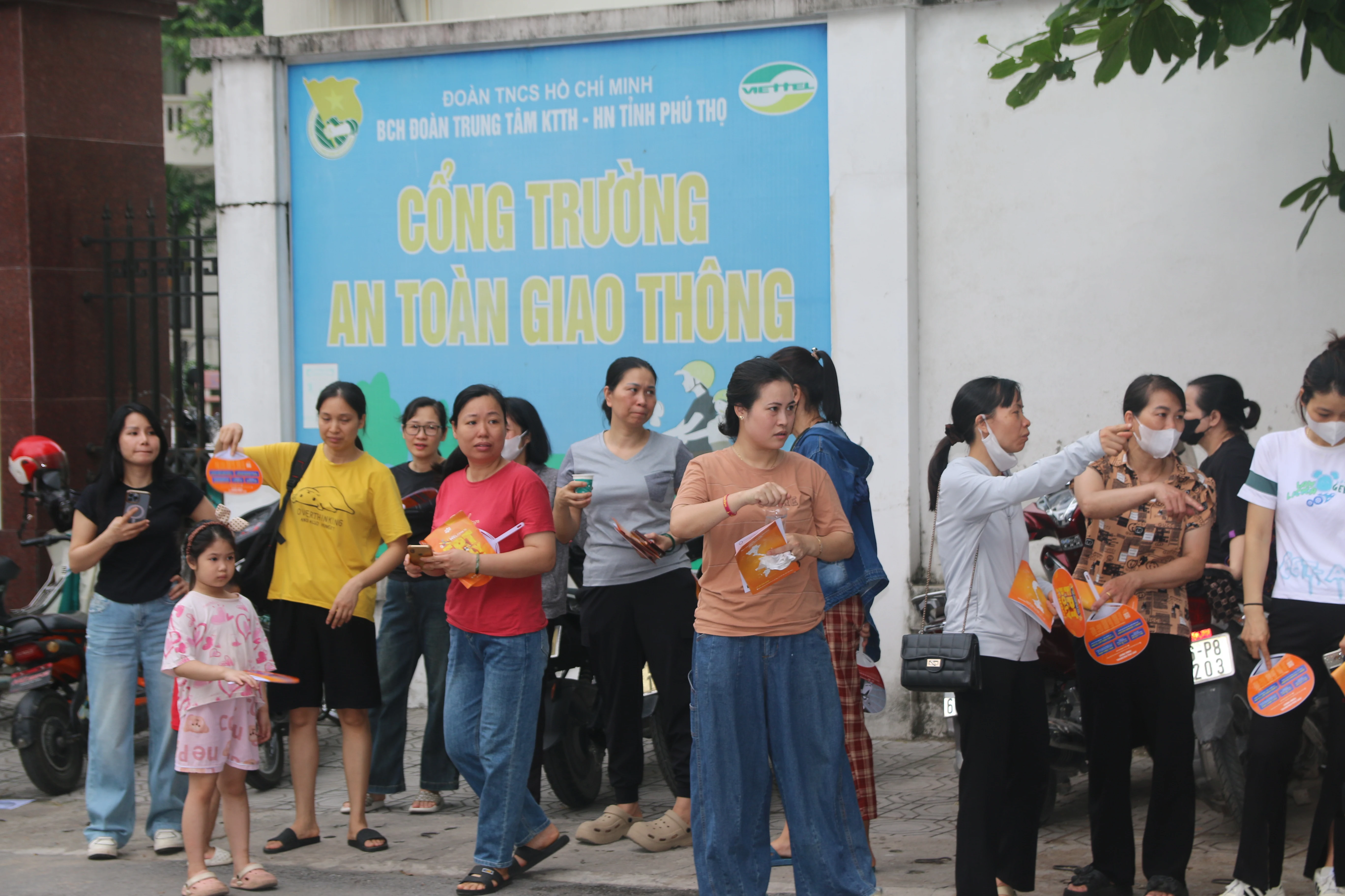 Phụ huynh tiếp sức cho con bước vào kỳ thi tuyển sinh lớp 10 THPT