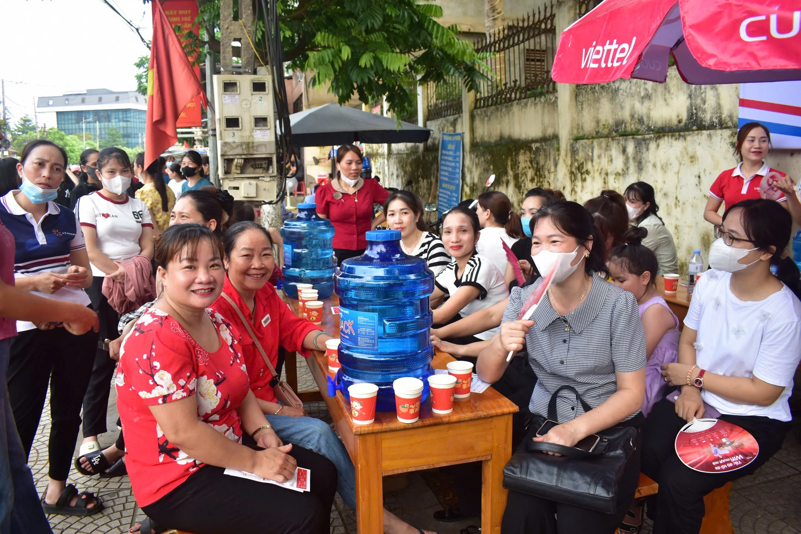 Phụ huynh tiếp sức cho con bước vào kỳ thi tuyển sinh lớp 10 THPT