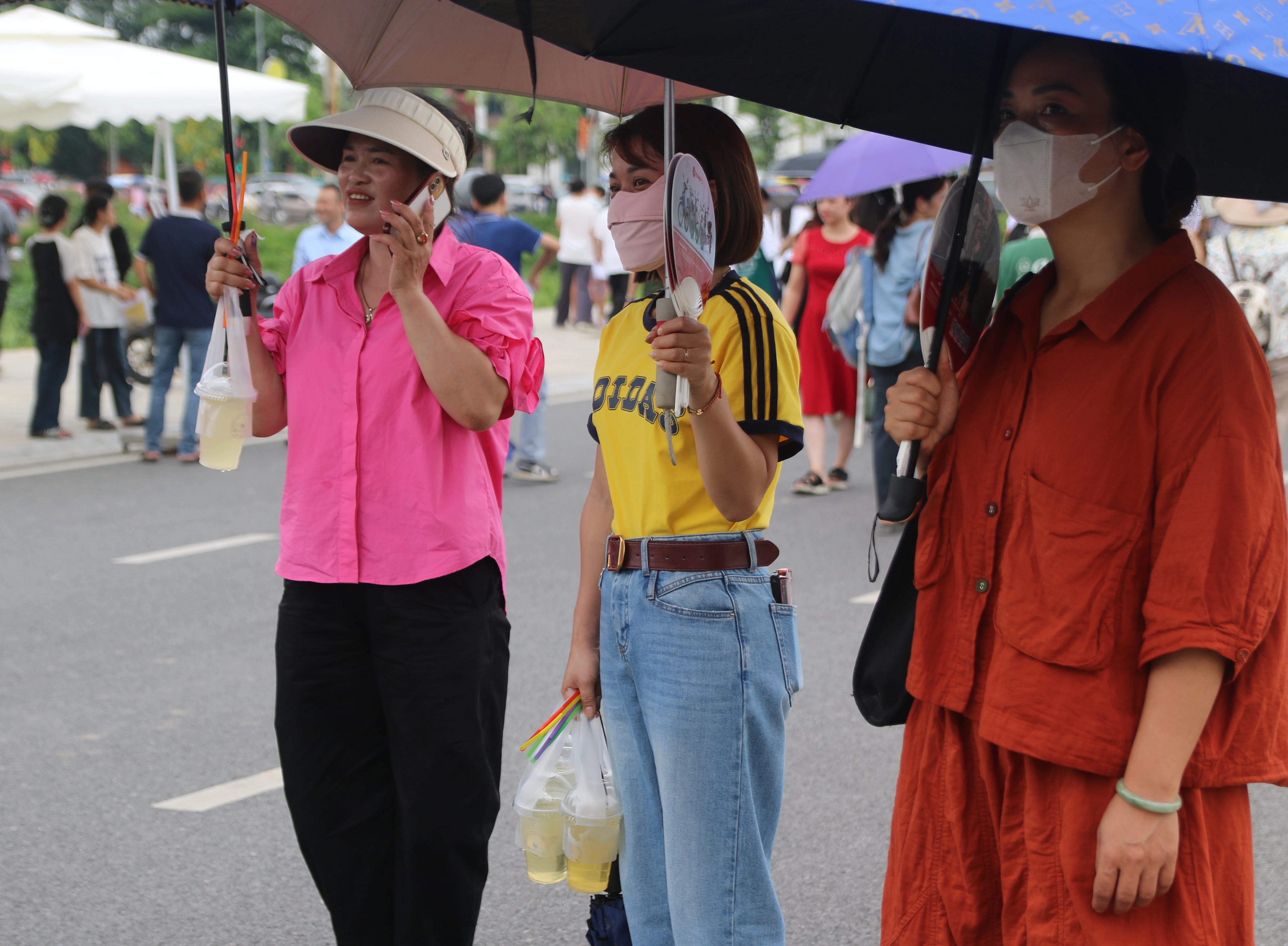 Phụ huynh tiếp sức cho con bước vào kỳ thi tuyển sinh lớp 10 THPT