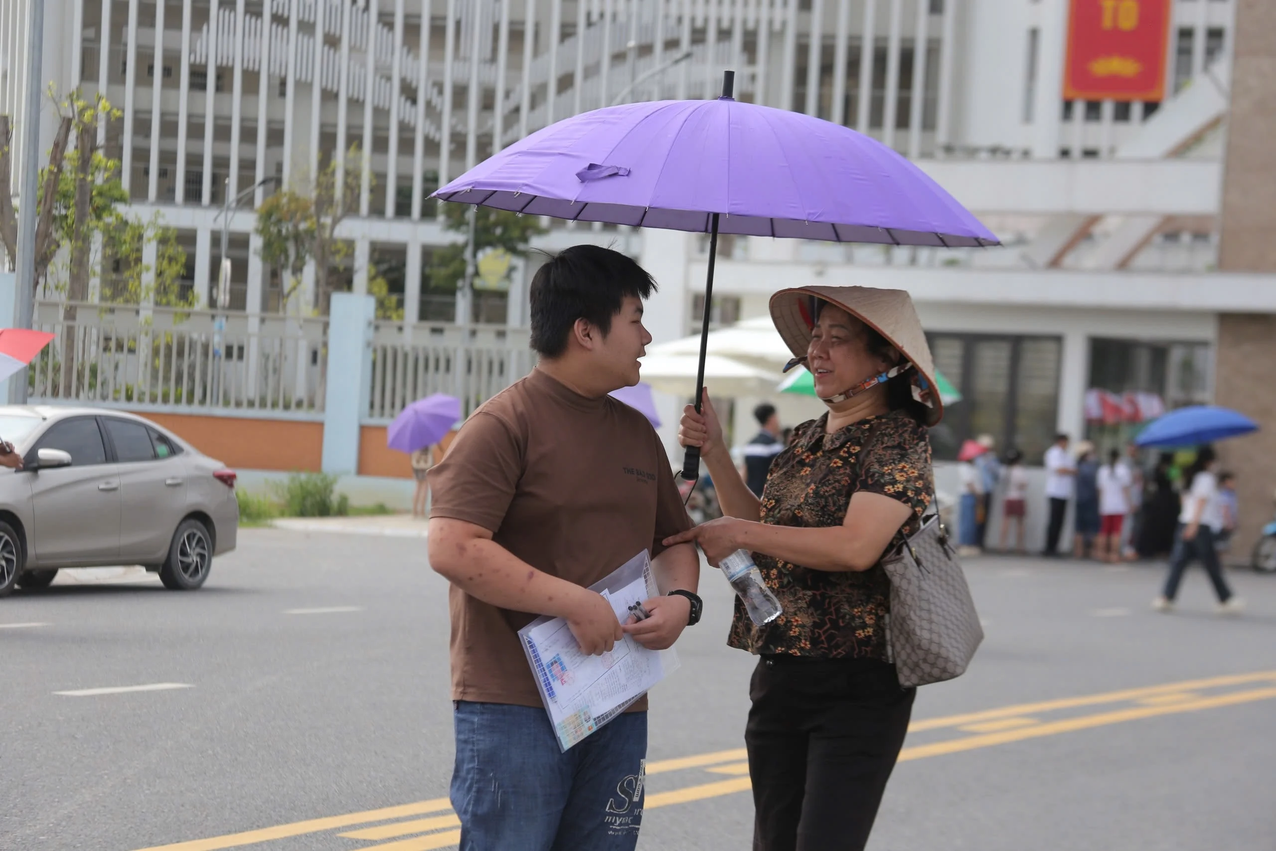 Phụ huynh tiếp sức cho con bước vào kỳ thi tuyển sinh lớp 10 THPT