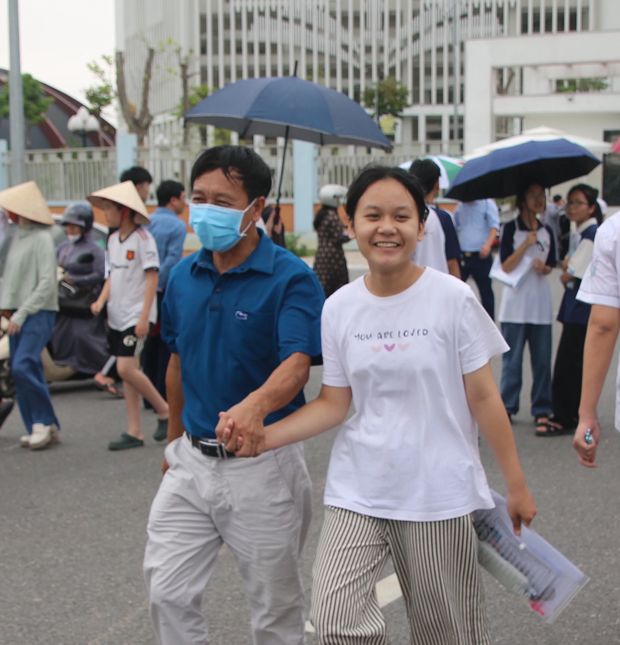 Phụ huynh tiếp sức cho con bước vào kỳ thi tuyển sinh lớp 10 THPT