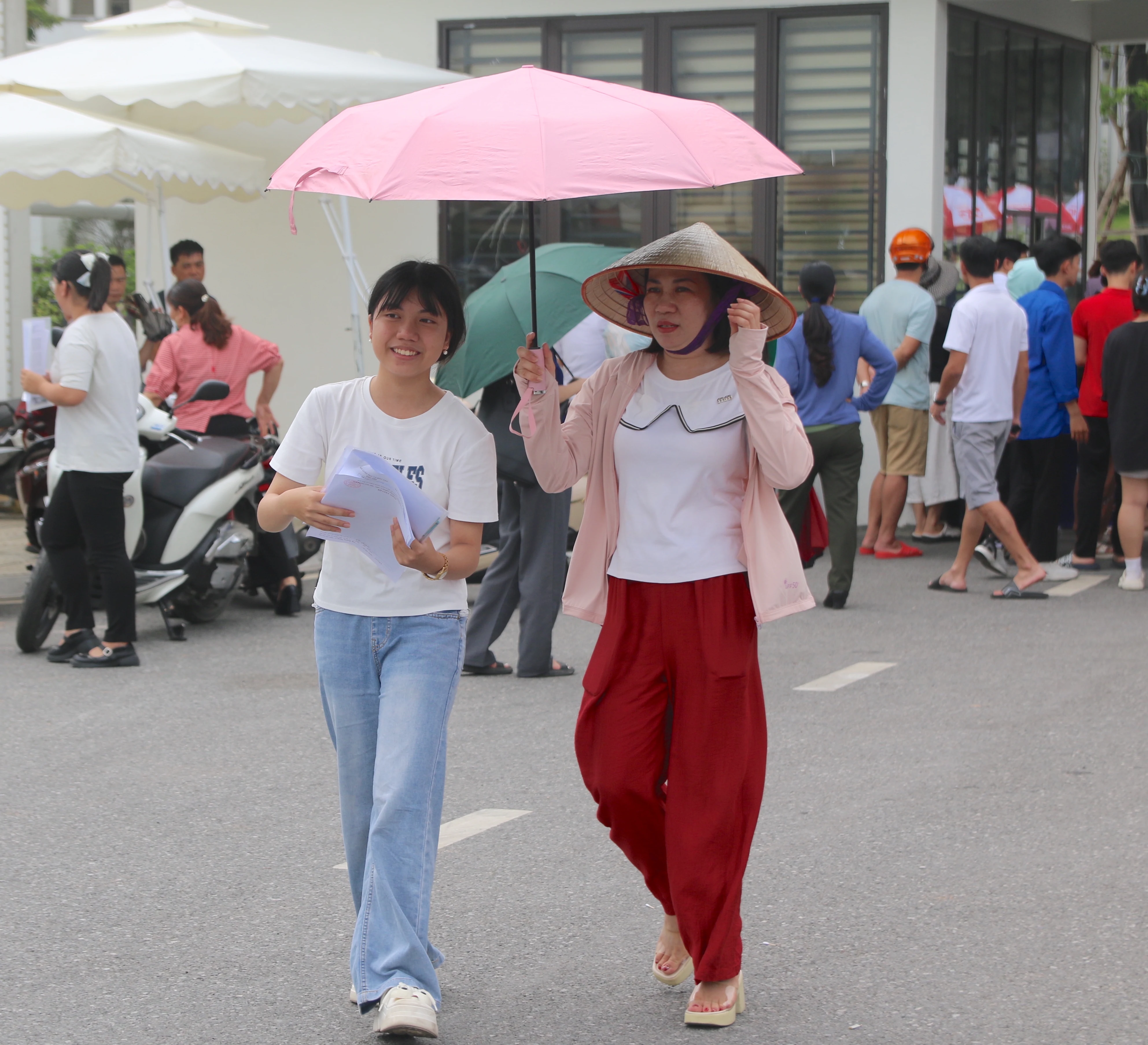 Phụ huynh tiếp sức cho con bước vào kỳ thi tuyển sinh lớp 10 THPT