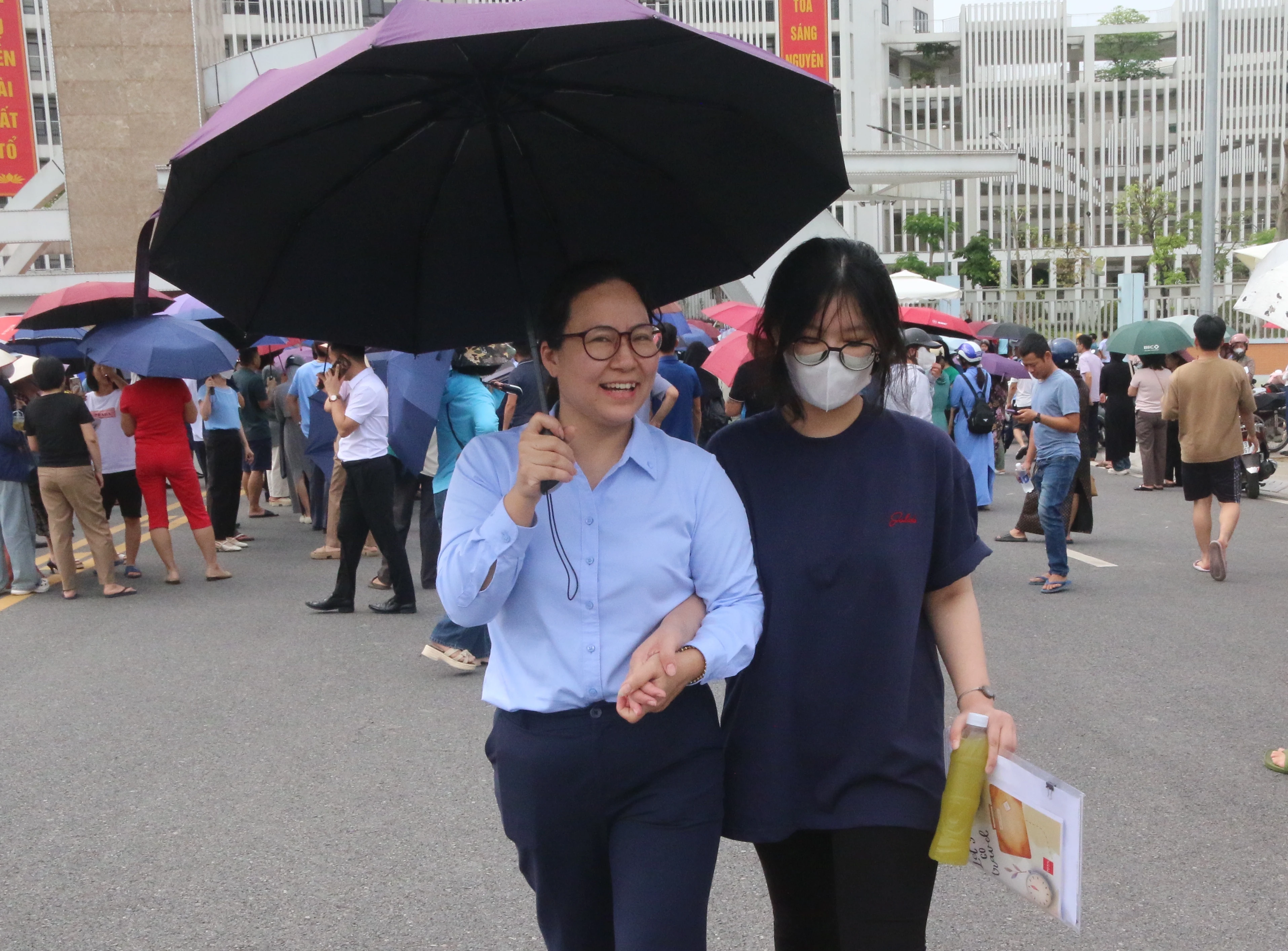 Phụ huynh tiếp sức cho con bước vào kỳ thi tuyển sinh lớp 10 THPT