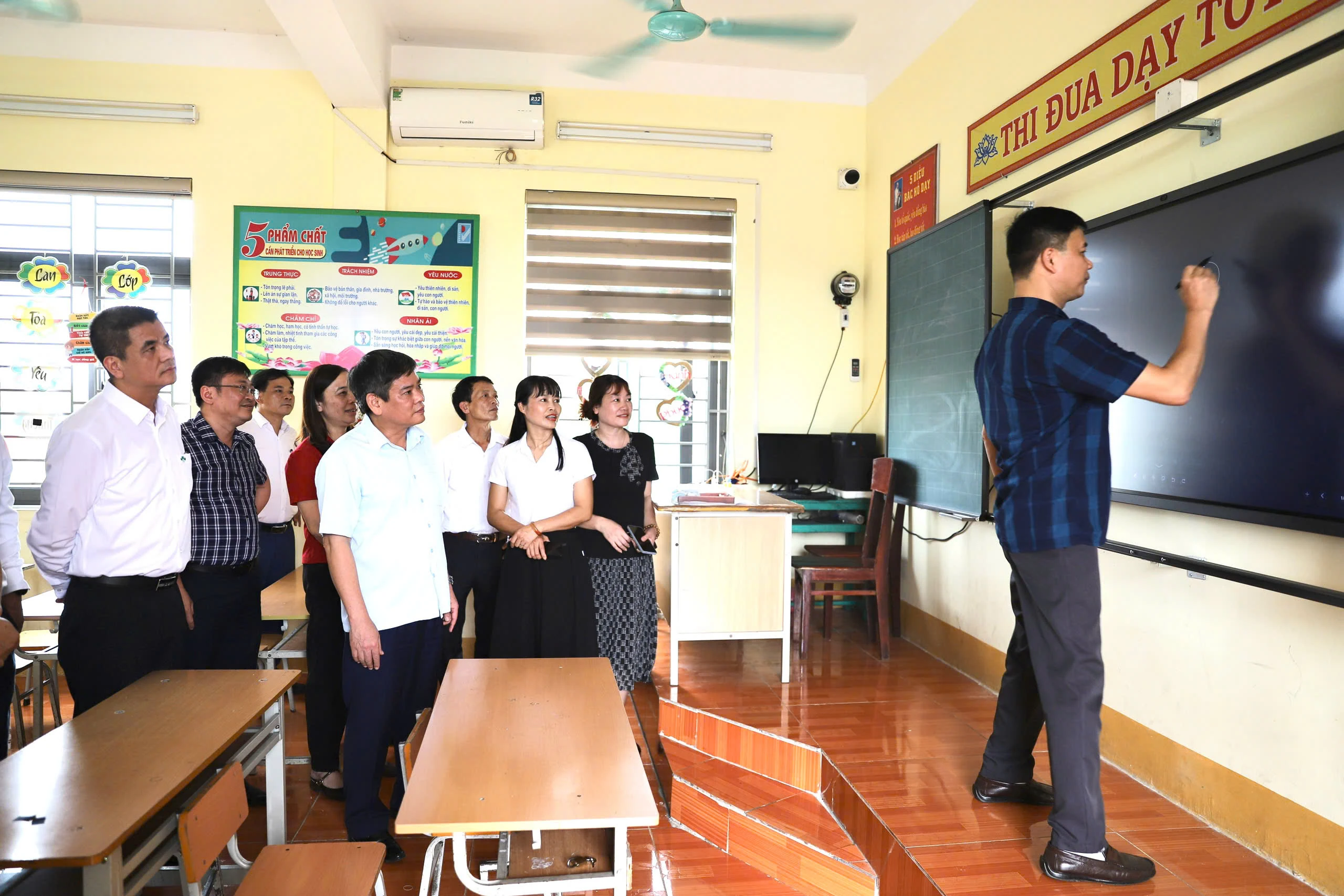 Công ty CP Supe Phốt phát và Hóa chất Lâm Thao: Bàn giao thiết bị dạy học thông minh