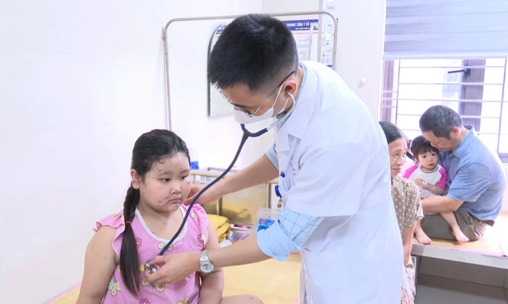 Phòng, chống dịch bệnh cho trẻ trong mùa nắng nóng