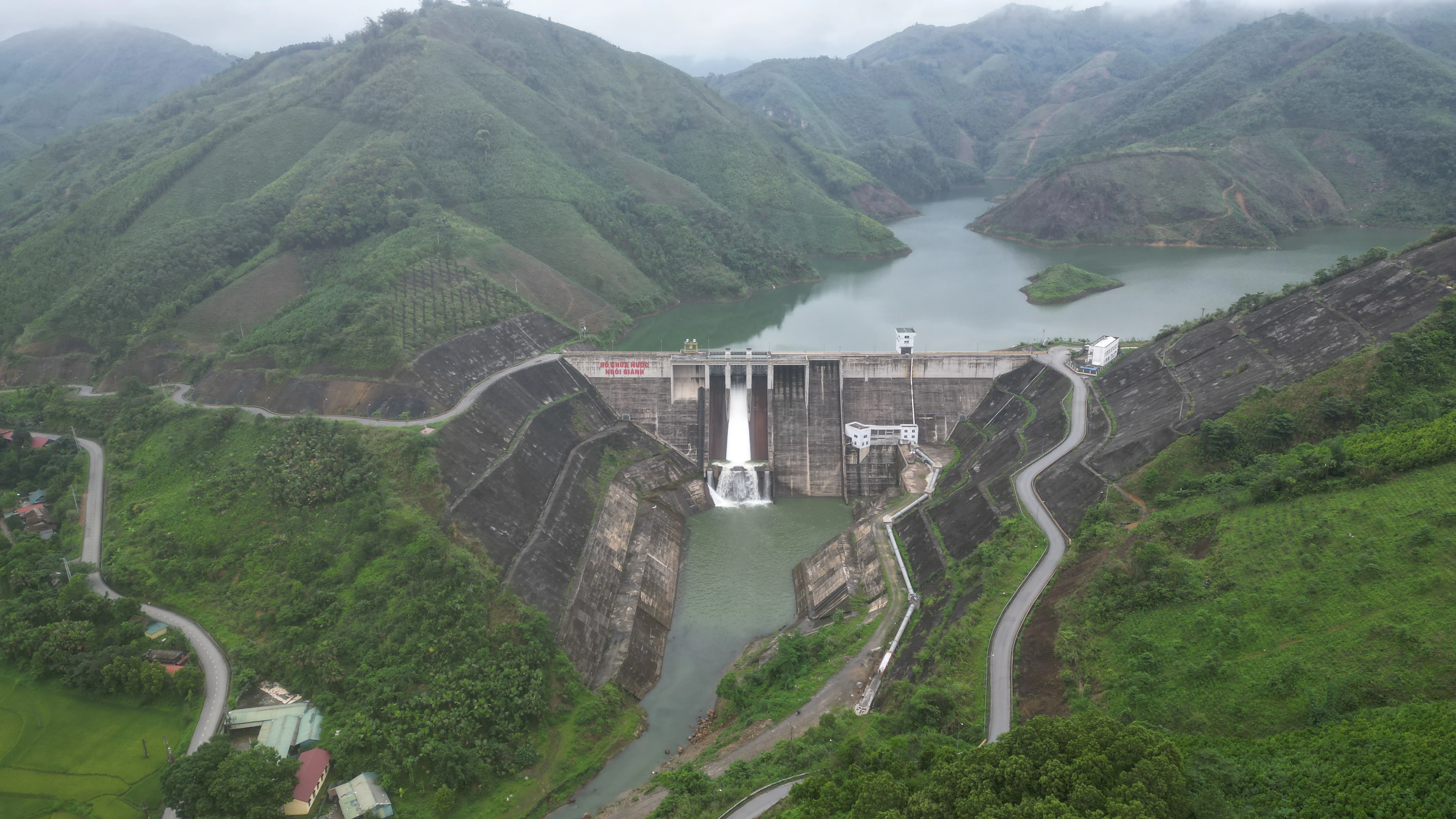 Toàn cảnh hồ chứa nước Ngòi Giành
