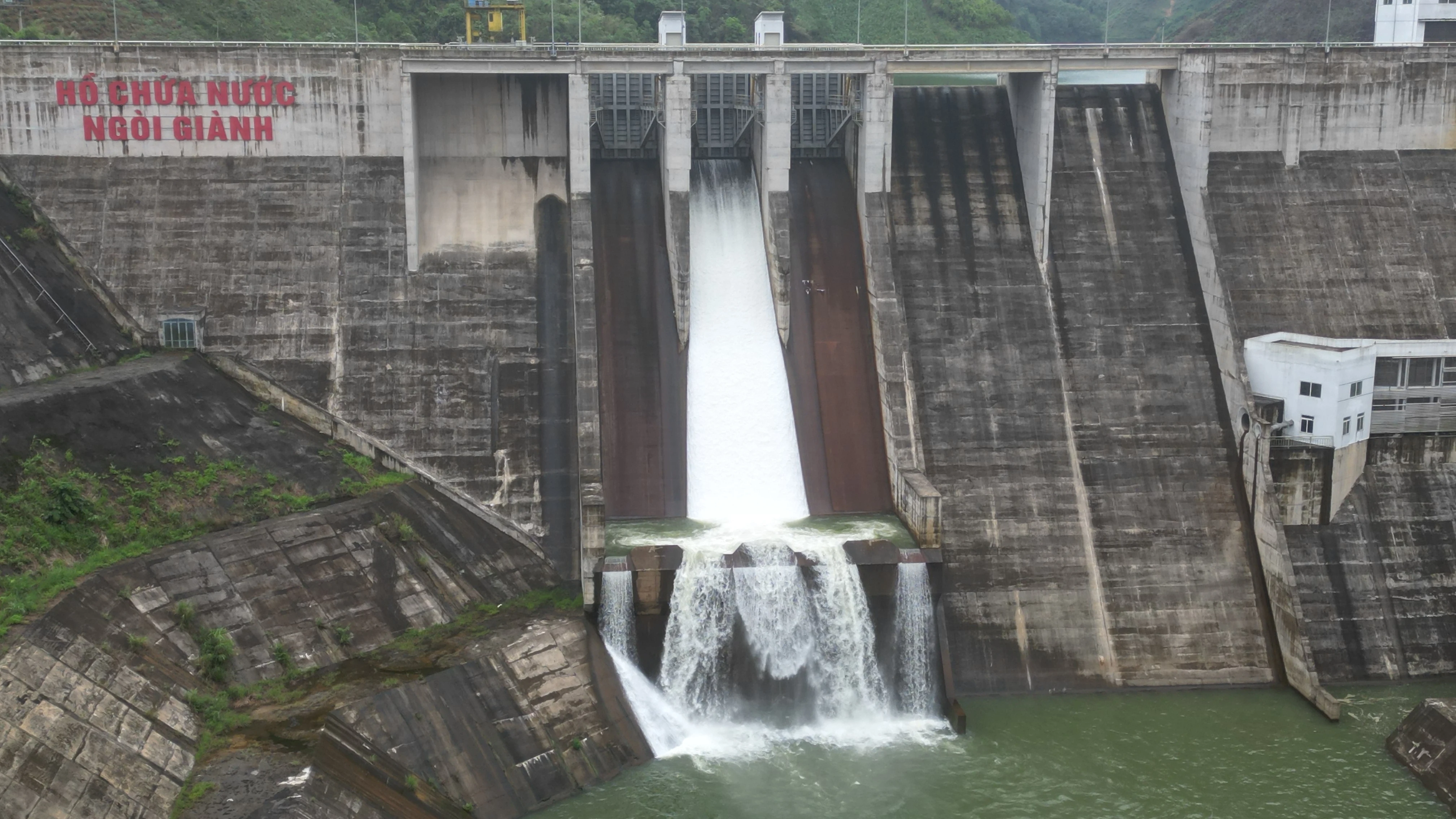 Toàn cảnh hồ chứa nước Ngòi Giành