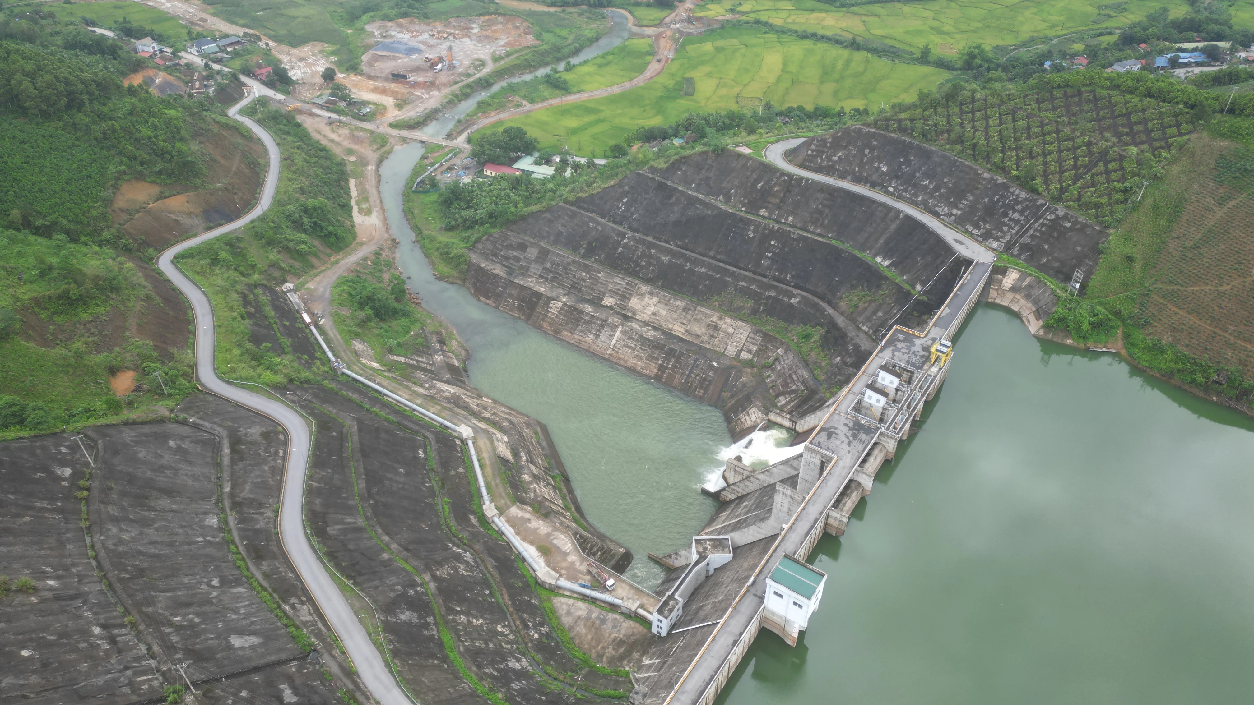 Toàn cảnh hồ chứa nước Ngòi Giành