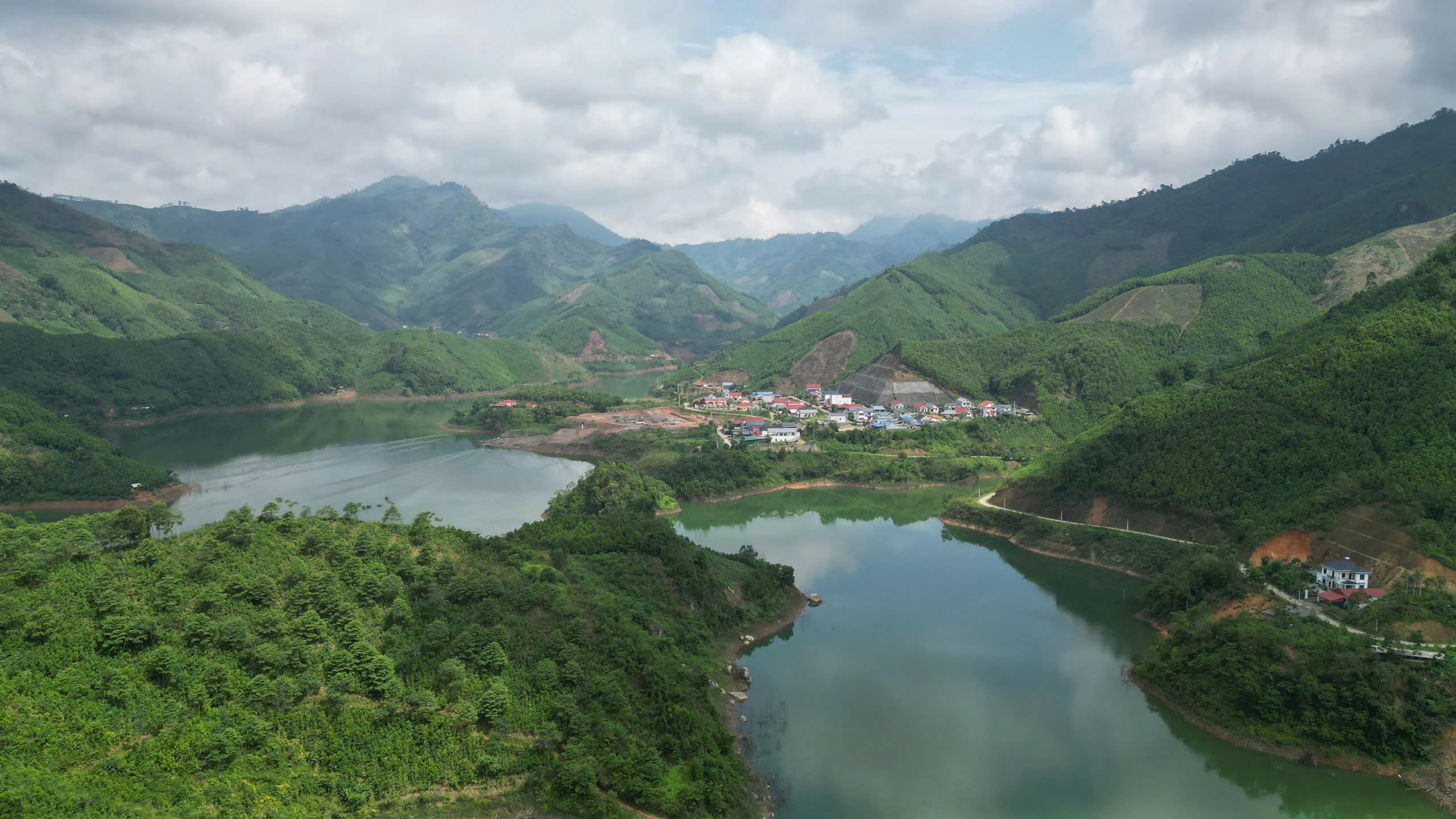 Toàn cảnh hồ chứa nước Ngòi Giành