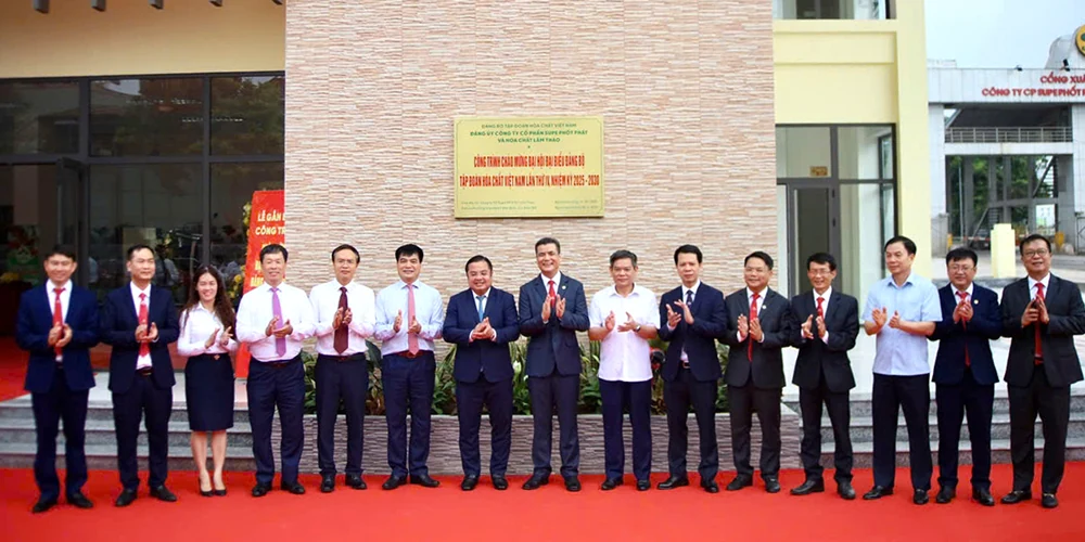 Supe Lâm Thao gắn biển công trình Trung tâm bán hàng và khởi công dự án đầu tư xây dựng dây chuyền sản xuất SOP