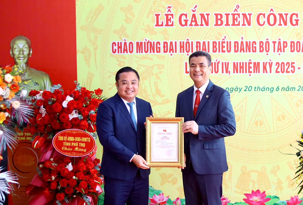 Supe Lâm Thao gắn biển công trình Trung tâm bán hàng và khởi công dự án đầu tư xây dựng dây chuyền sản xuất SOP