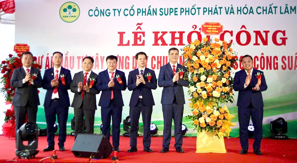 Supe Lâm Thao gắn biển công trình Trung tâm bán hàng và khởi công dự án đầu tư xây dựng dây chuyền sản xuất SOP