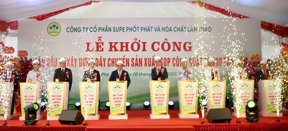 Supe Lâm Thao gắn biển công trình Trung tâm bán hàng và khởi công dự án đầu tư xây dựng dây chuyền sản xuất SOP
