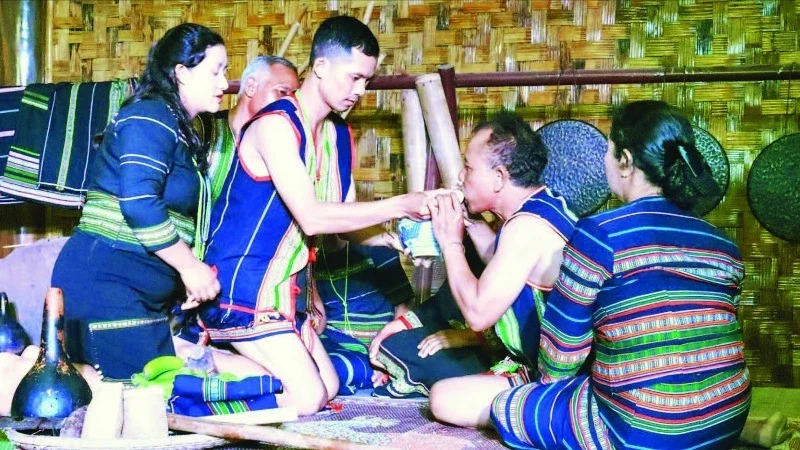 Nét đẹp lễ báo hiếu của người Mnông