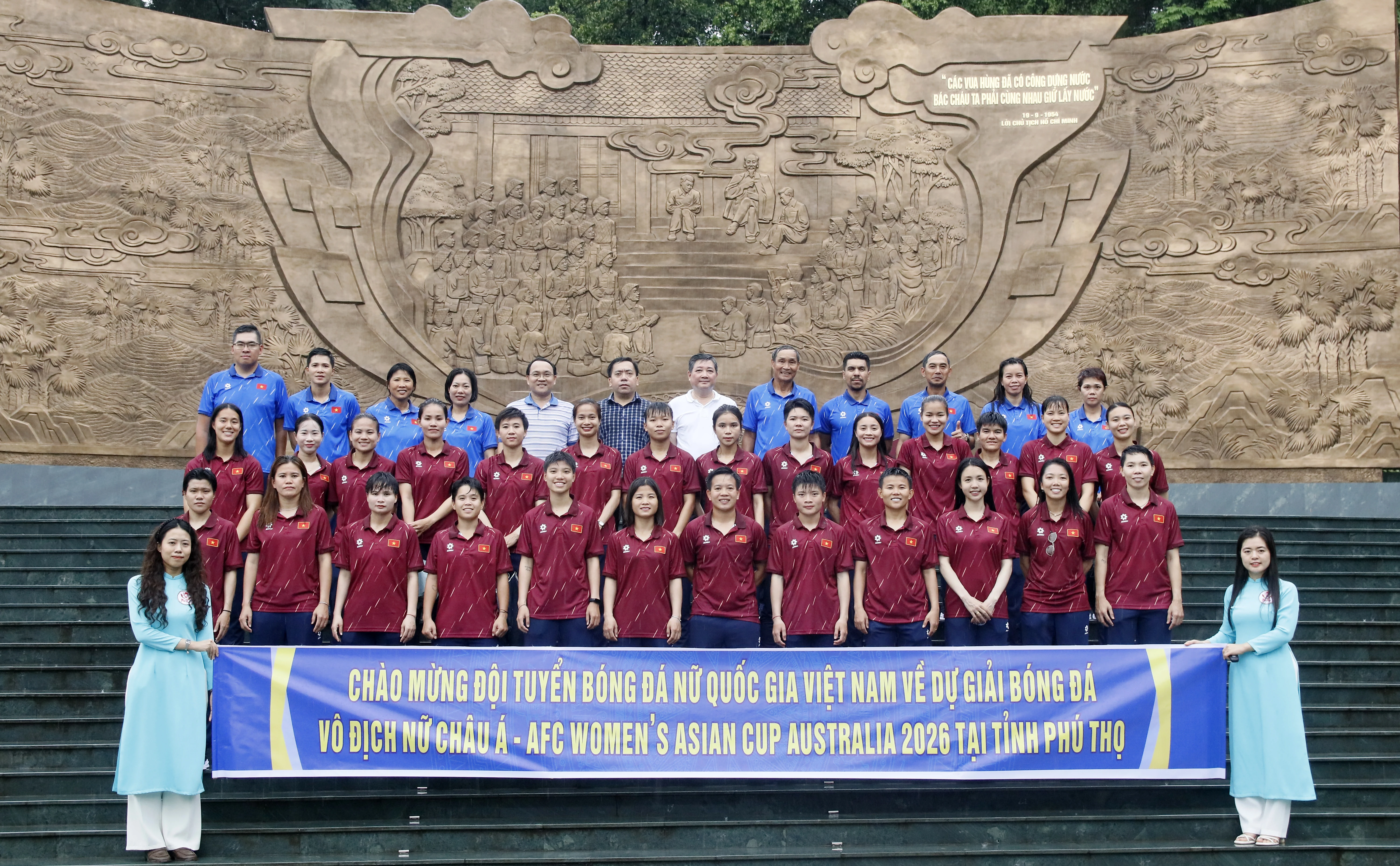 Đội tuyển nữ Việt Nam dâng hương tưởng niệm các Vua Hùng