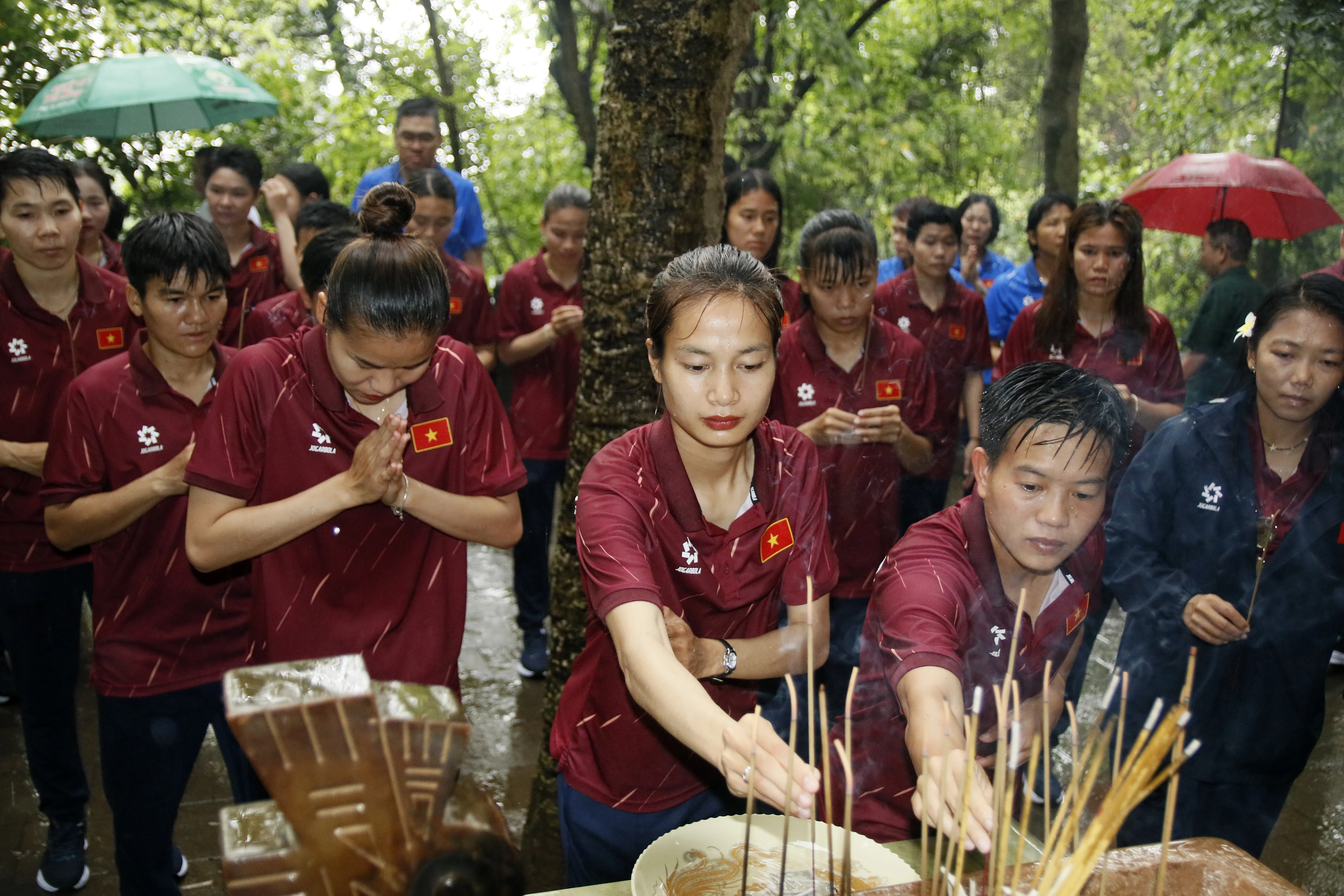 Đội tuyển nữ Việt Nam dâng hương tưởng niệm các Vua Hùng