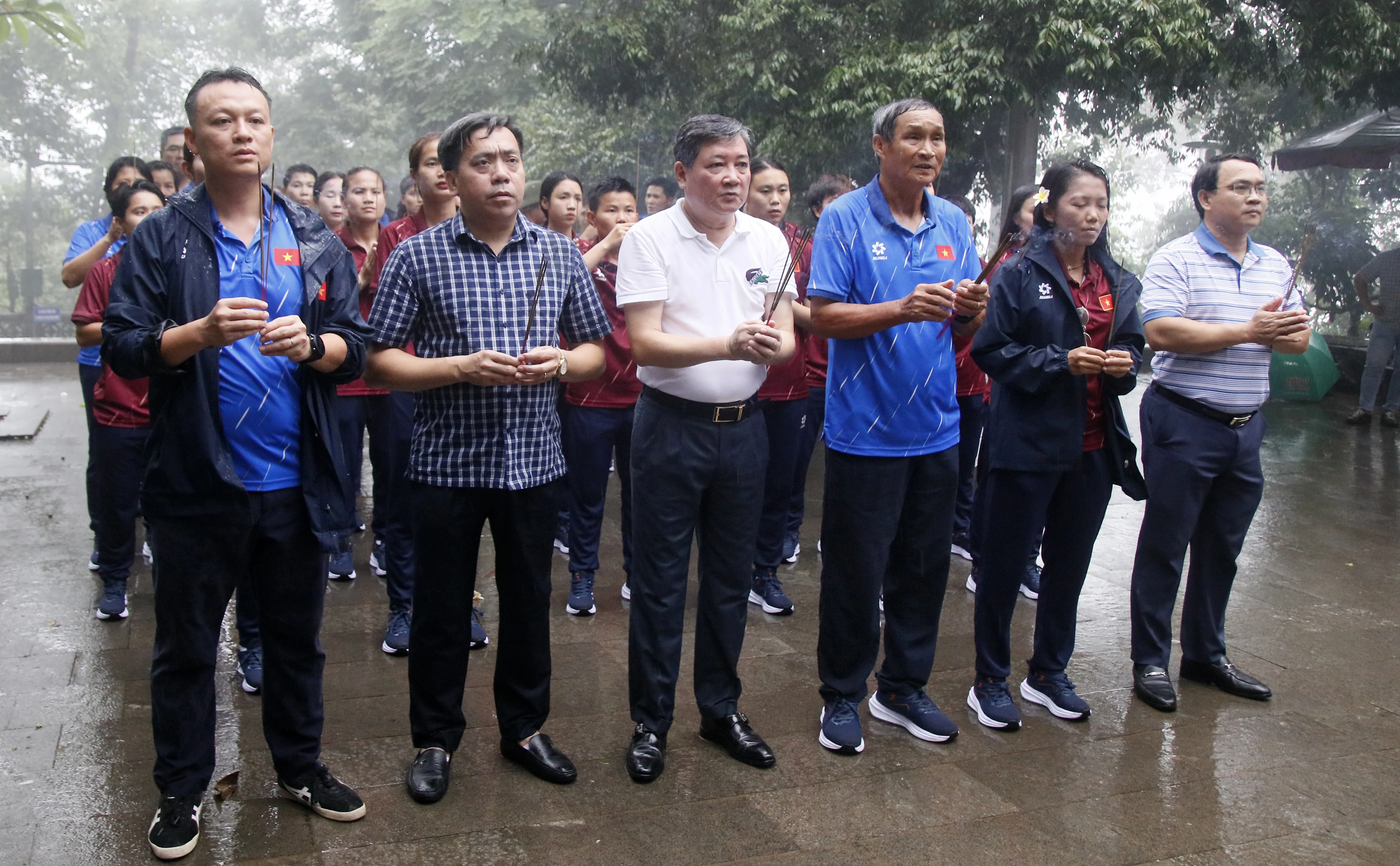 Đội tuyển nữ Việt Nam dâng hương tưởng niệm các Vua Hùng