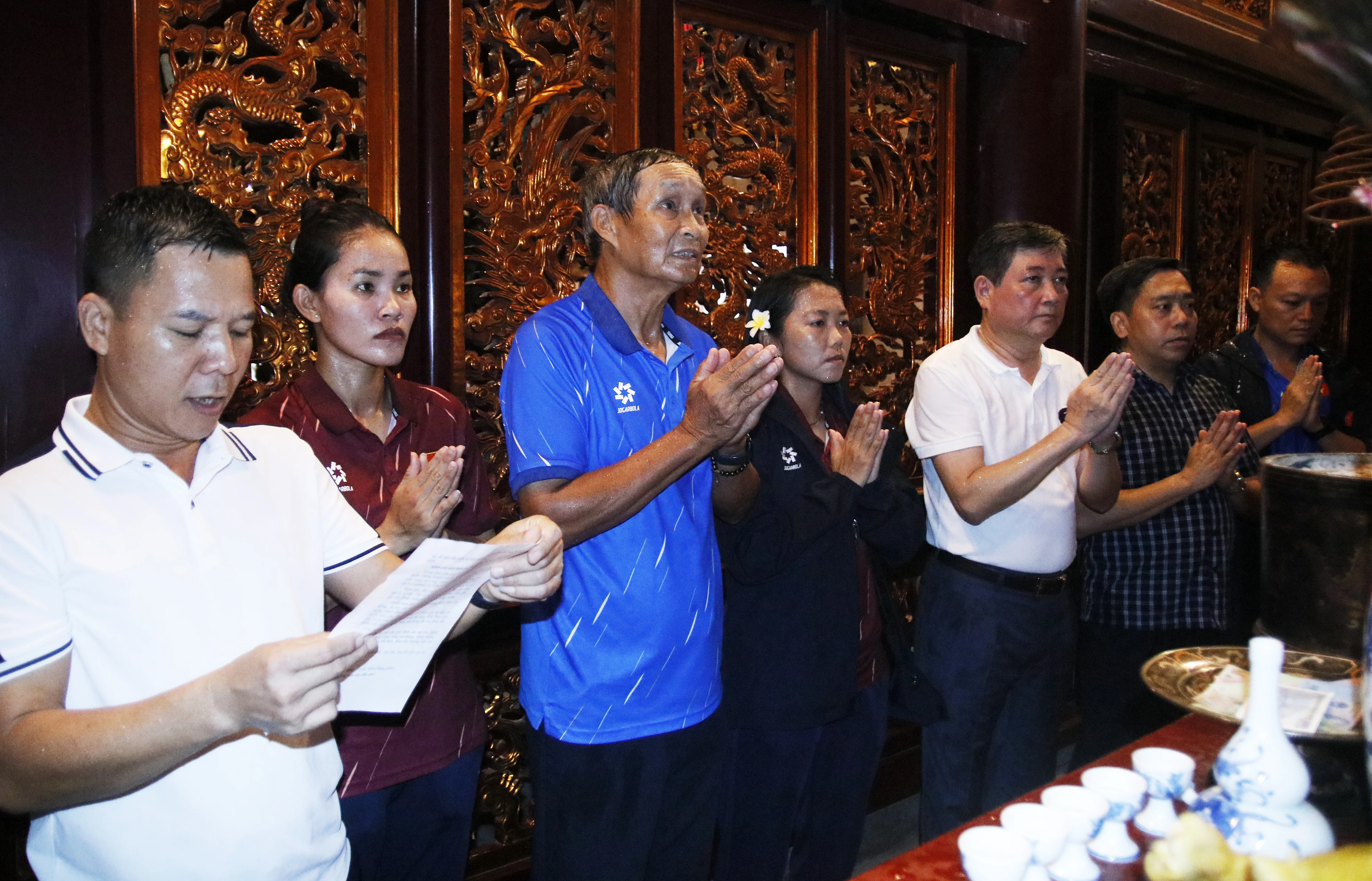 Đội tuyển nữ Việt Nam dâng hương tưởng niệm các Vua Hùng