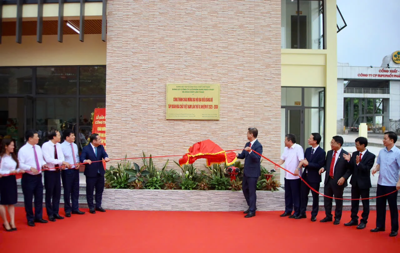 Supe Lâm Thao gắn biển công trình Trung tâm bán hàng và khởi công dự án đầu tư xây dựng dây chuyền sản xuất SOP