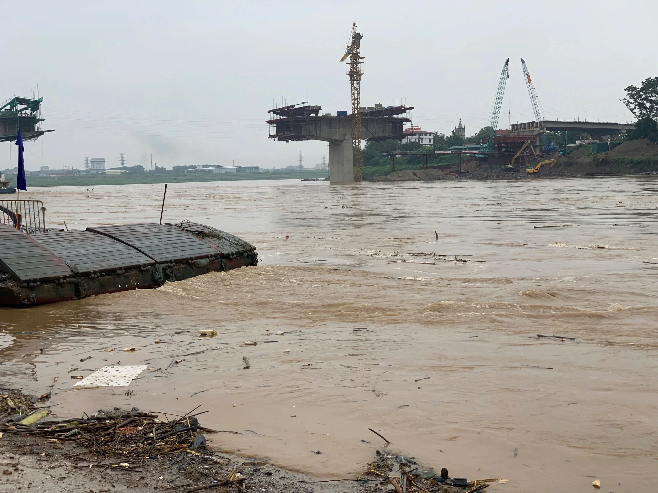 Nước lũ dâng cao, phà quân sự chưa thể vận hành