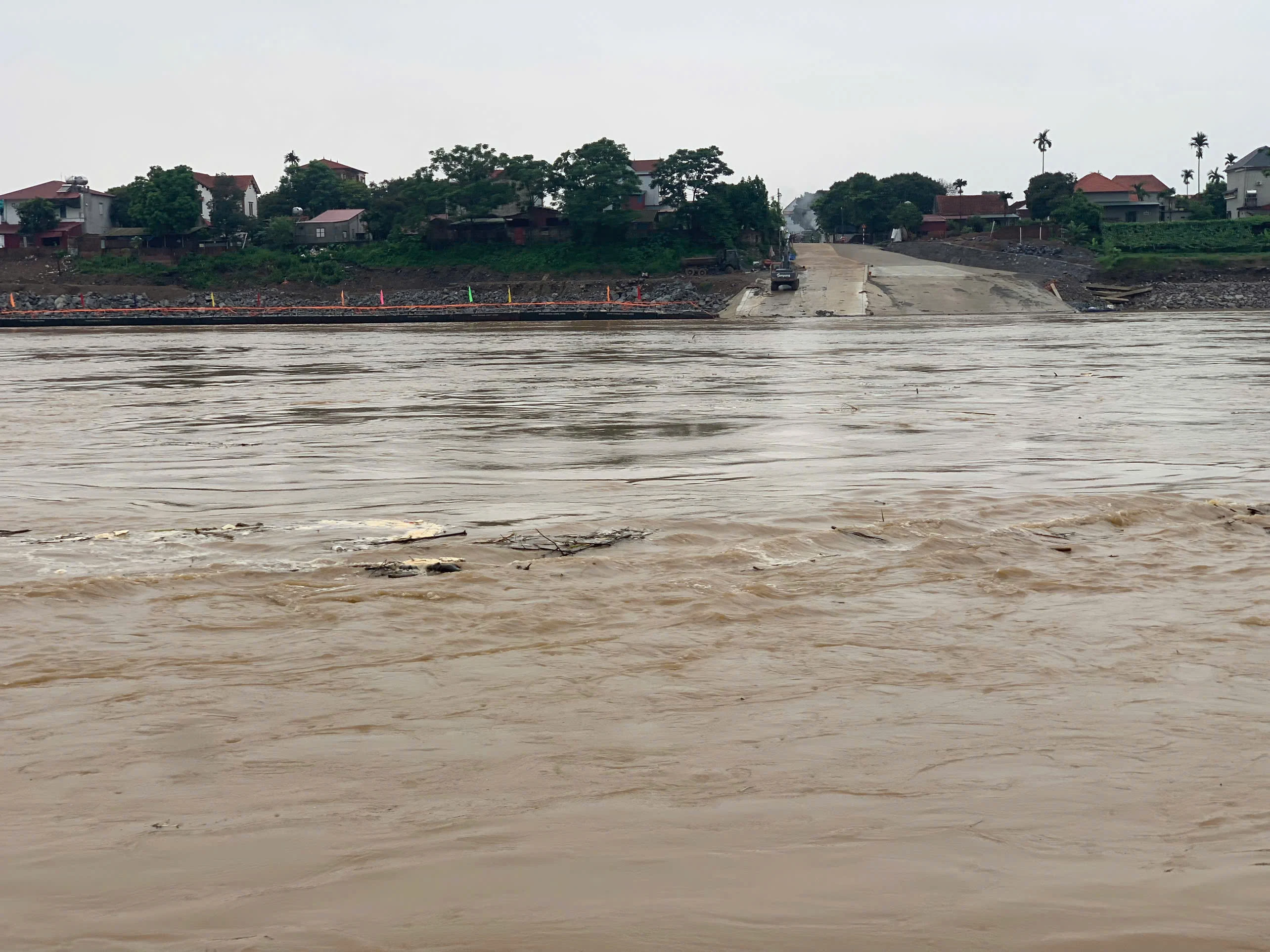 Nước lũ dâng cao, phà quân sự chưa thể vận hành