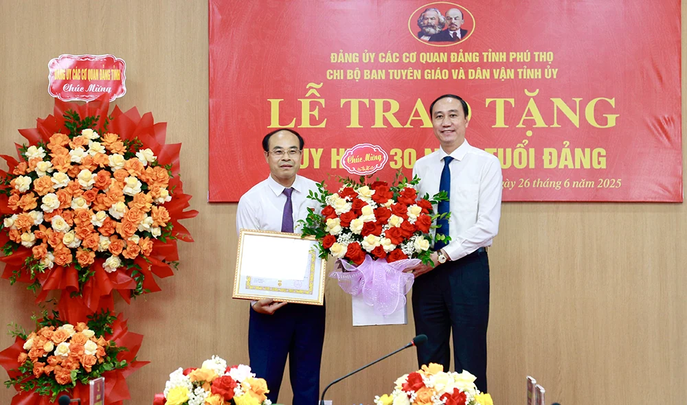 Trao huy hiệu 30 năm tuổi Đảng cho đảng viên