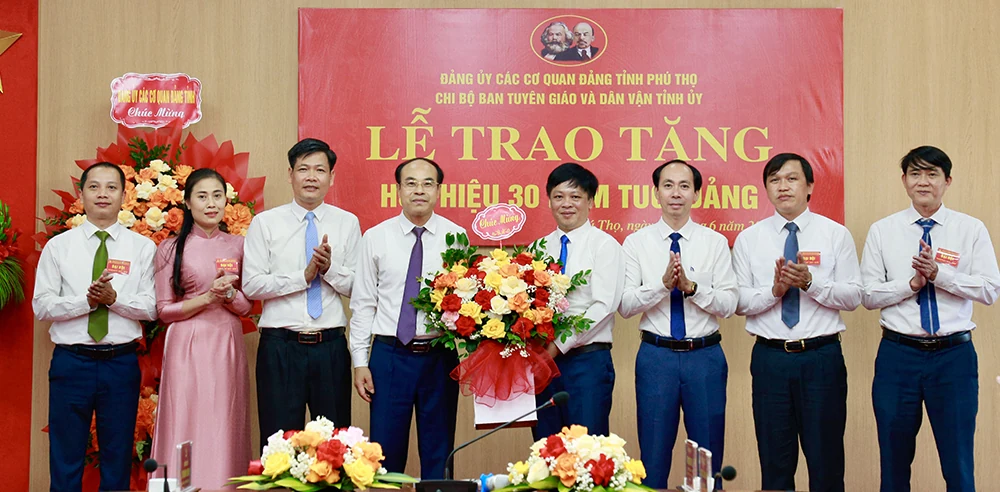 Trao huy hiệu 30 năm tuổi Đảng cho đảng viên