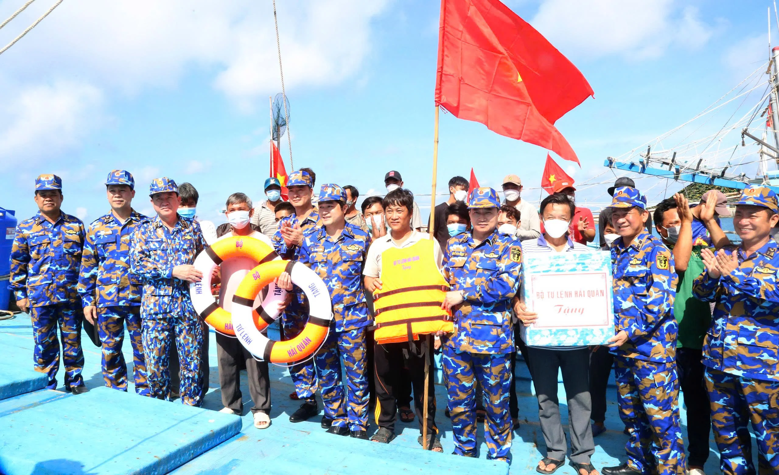 Điểm tựa vững chắc nơi trùng khơi