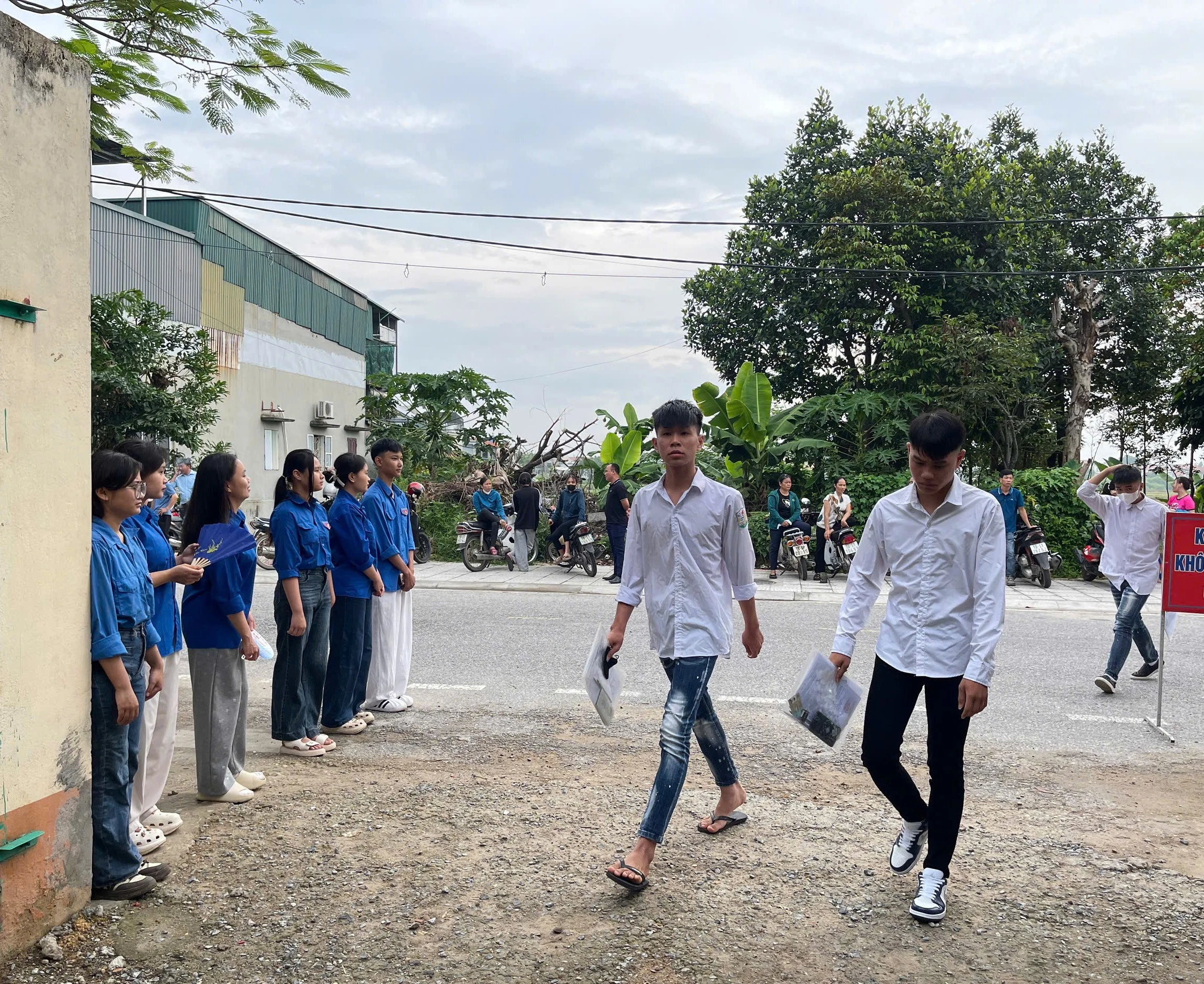 Thí sinh bước vào ngày thi thứ hai - Kỳ thi tốt nghiệp THPT năm 2025