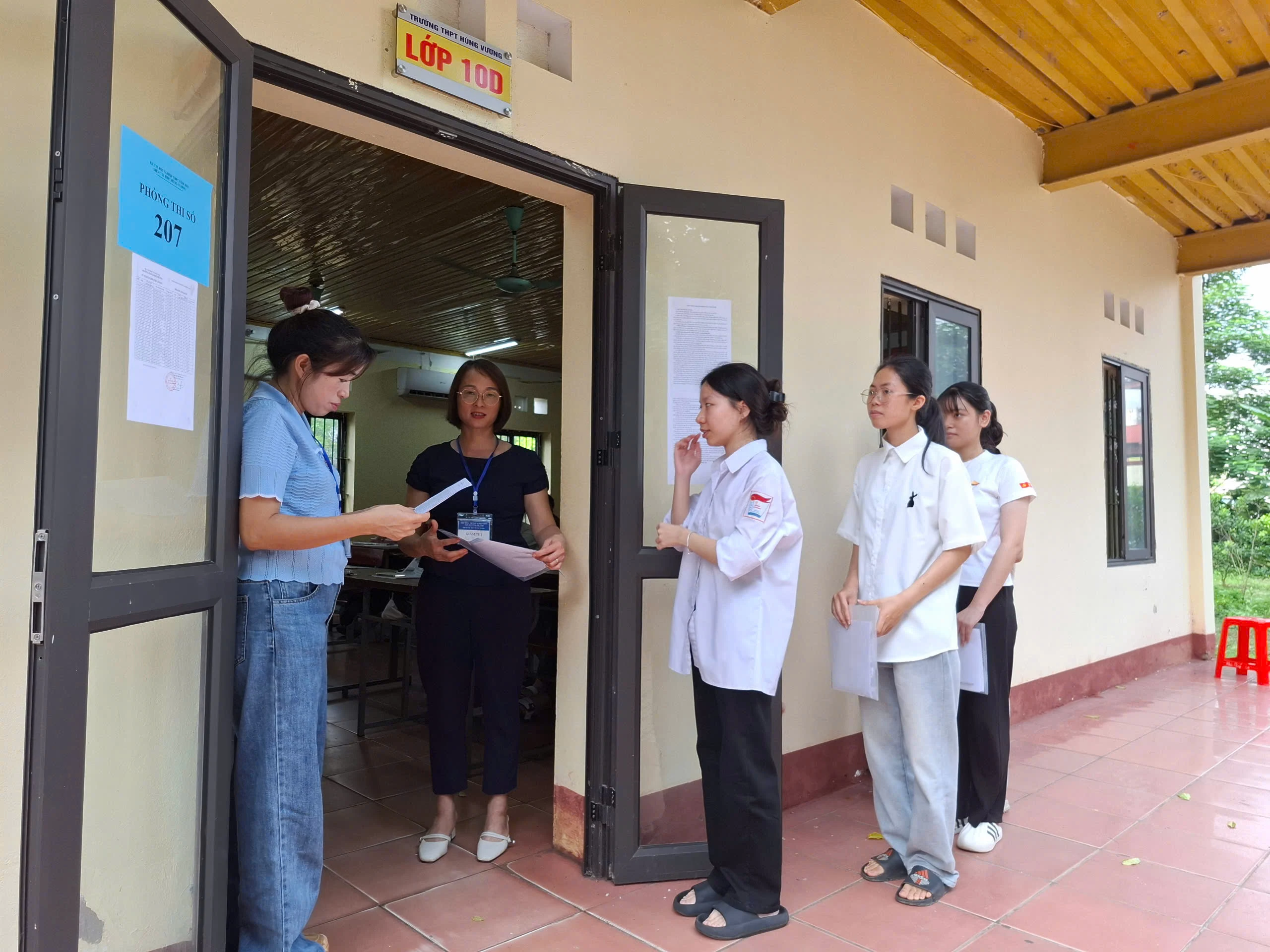 Thí sinh bước vào ngày thi thứ hai - Kỳ thi tốt nghiệp THPT năm 2025