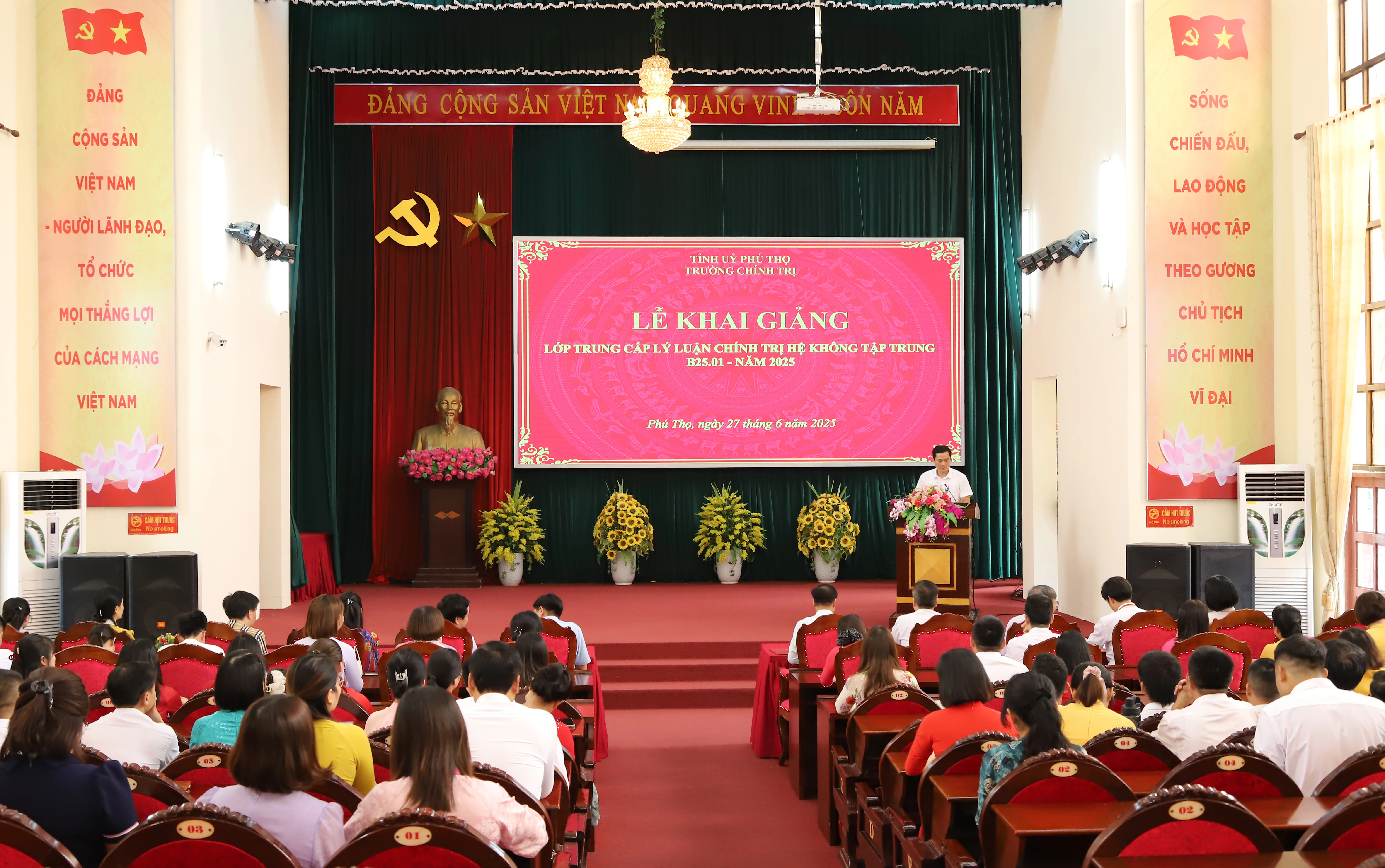 Khai giảng lớp Trung cấp lý luận chính trị hệ không tập trung B25.01