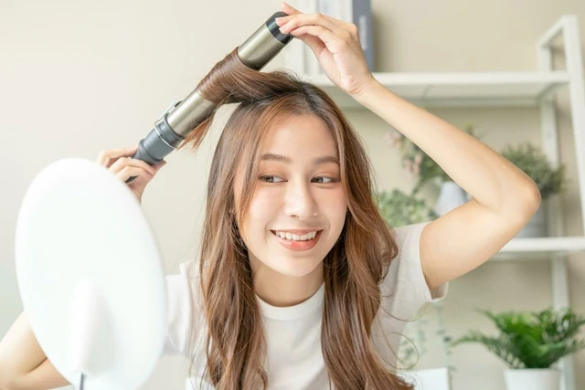 Nắng nóng khiến tóc nhanh bết và có mùi, khắc phục thế nào?- Ảnh 3. Nắng nóng khiến tóc nhanh bết, khắc phục thế nào?