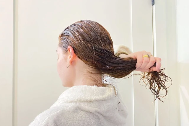 Nắng nóng khiến tóc nhanh bết và có mùi, khắc phục thế nào?- Ảnh 1. Nắng nóng khiến tóc nhanh bết, khắc phục thế nào?