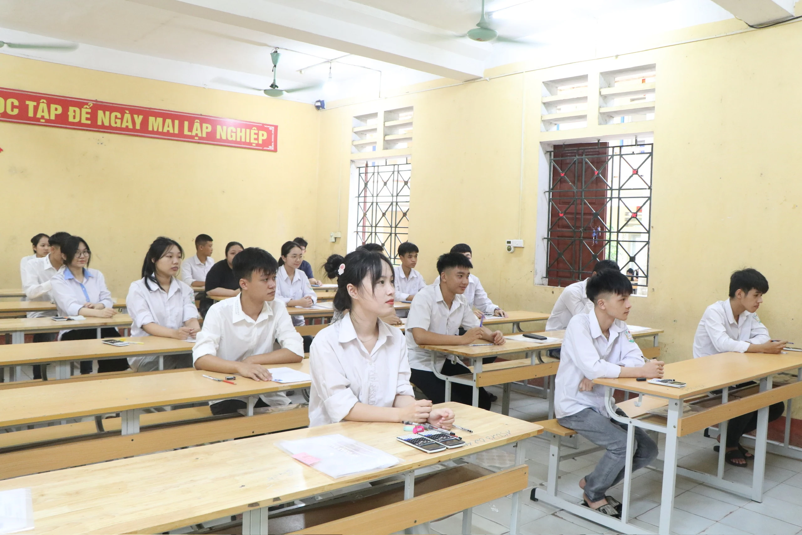 Thí sinh bước vào ngày thi thứ hai - Kỳ thi tốt nghiệp THPT năm 2025