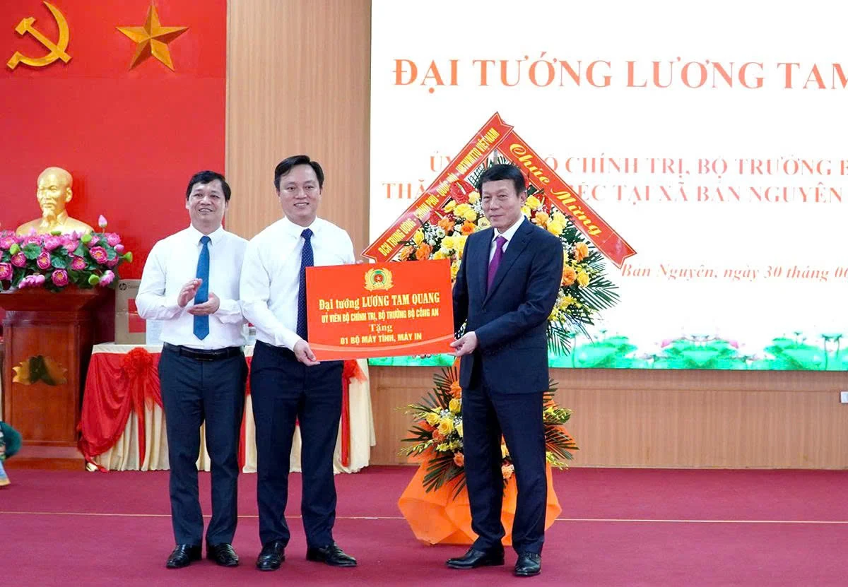 Bộ trưởng Bộ Công an Lương Tam Quang thăm và làm việc tại xã Bản Nguyên