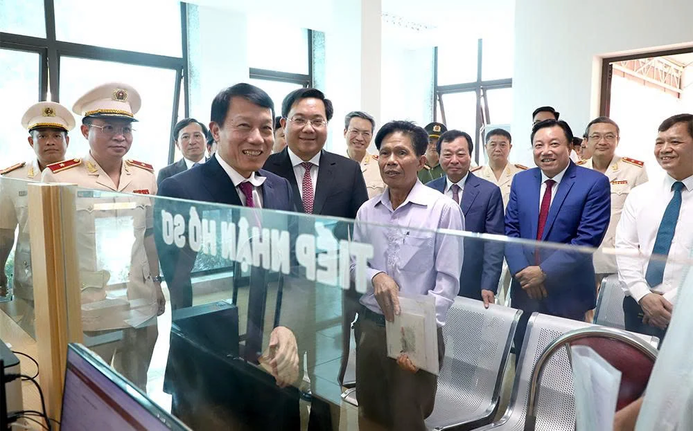 Bộ trưởng Bộ Công an Lương Tam Quang thăm và làm việc tại xã Bản Nguyên