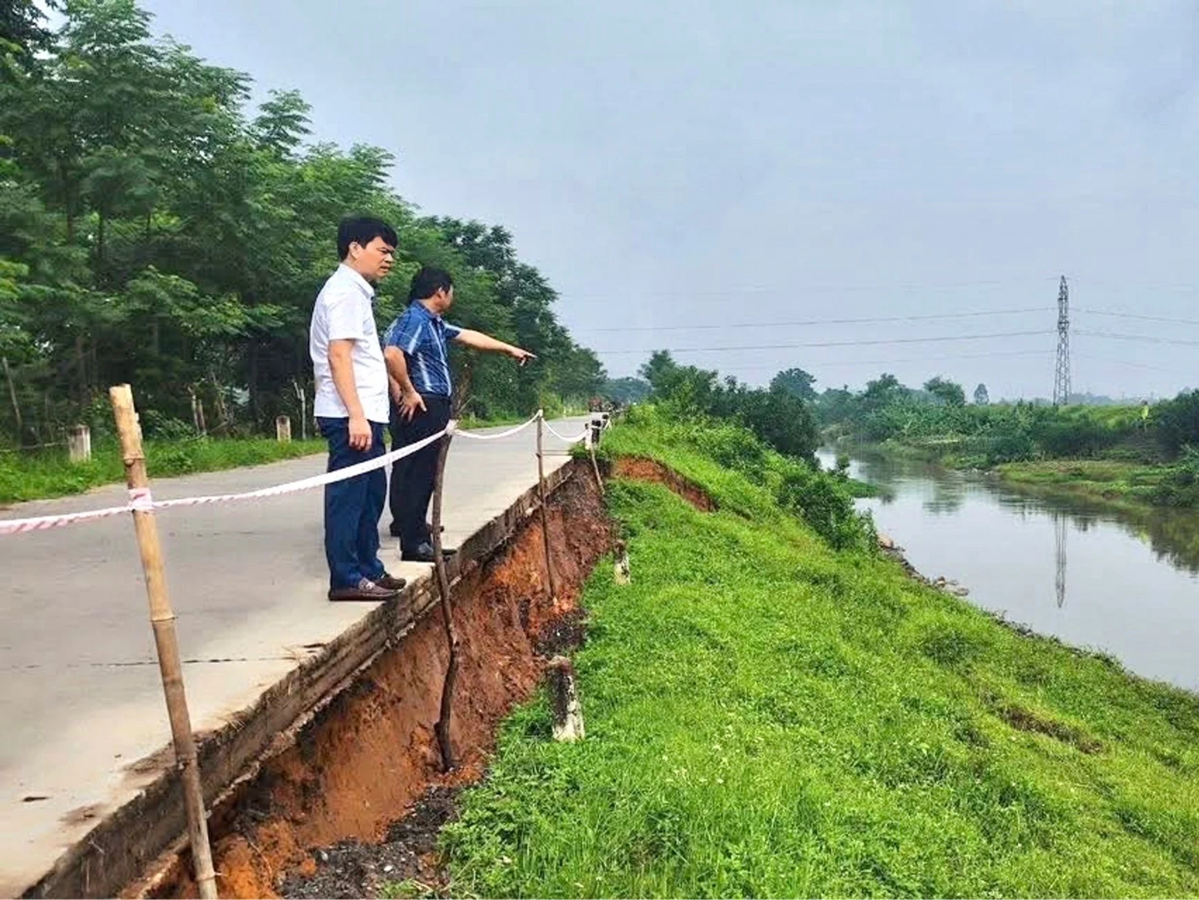 Sạt trượt taluy nghiêm trọng tại kè đê Lâm Hạc, xã Bản Nguyên